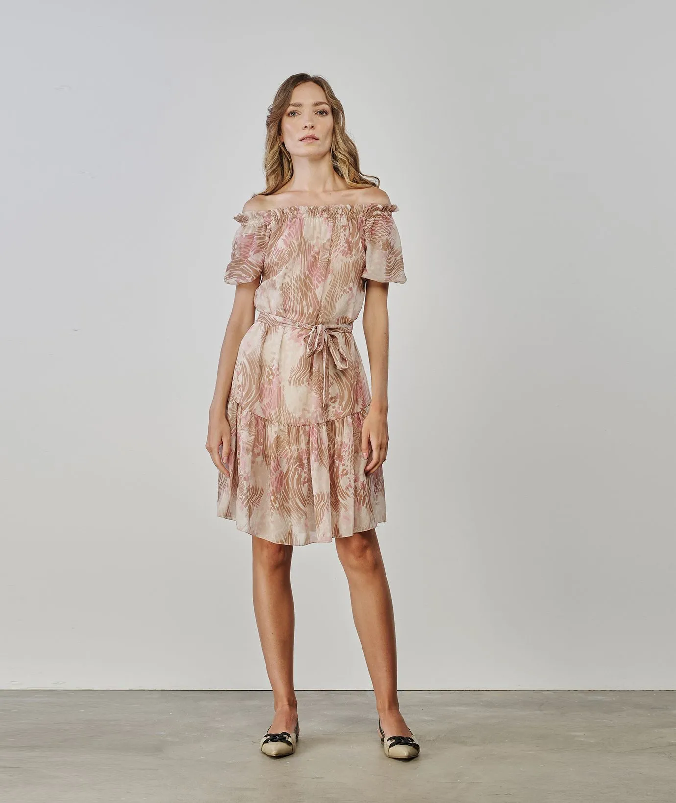 Abito beige con voile