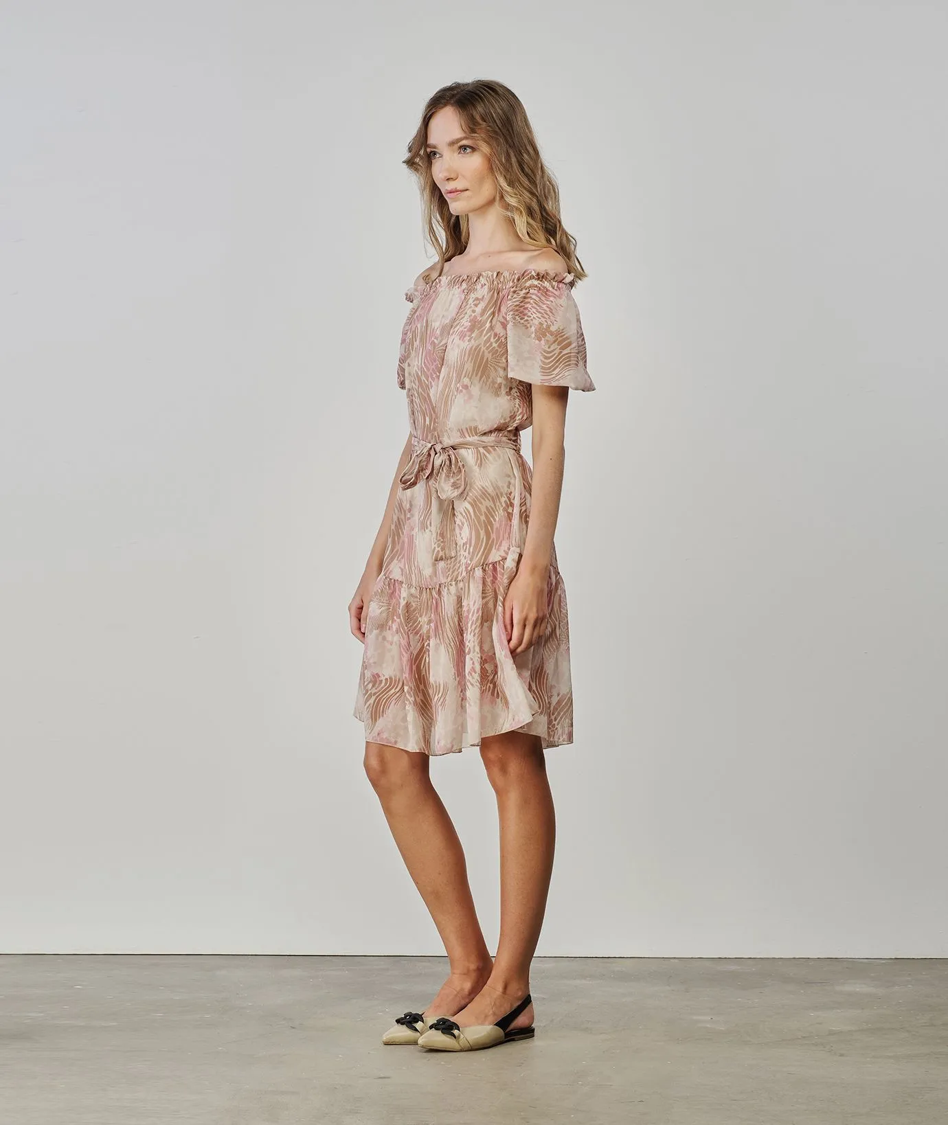 Abito beige con voile