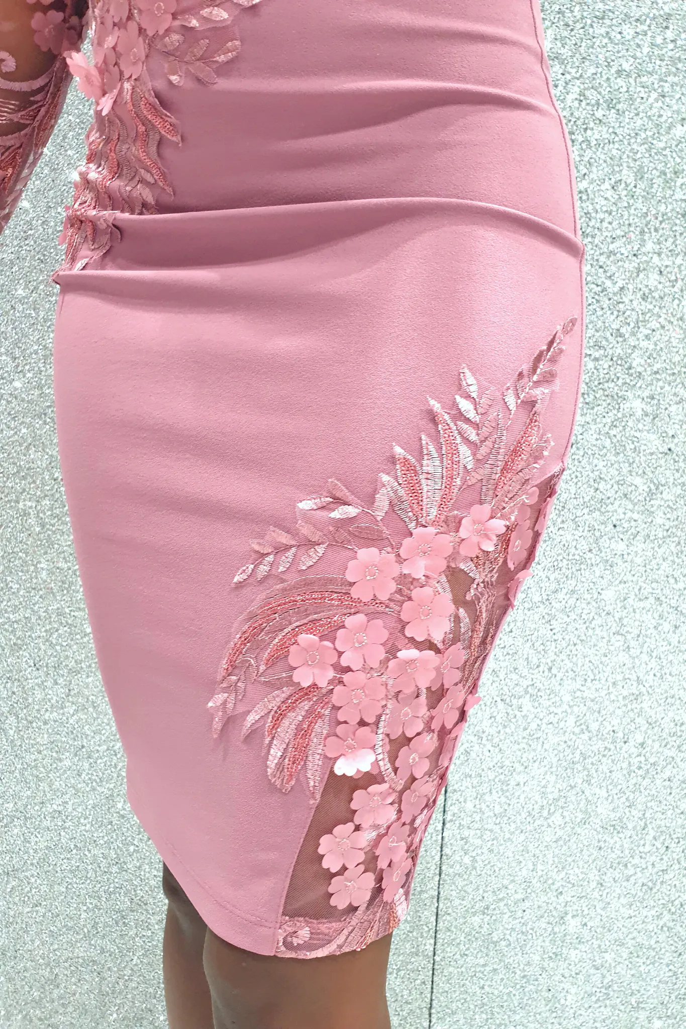 Abito corto a tubino mono manica lilla Chanttal con inserto in tulle ricamato a fiori 3D