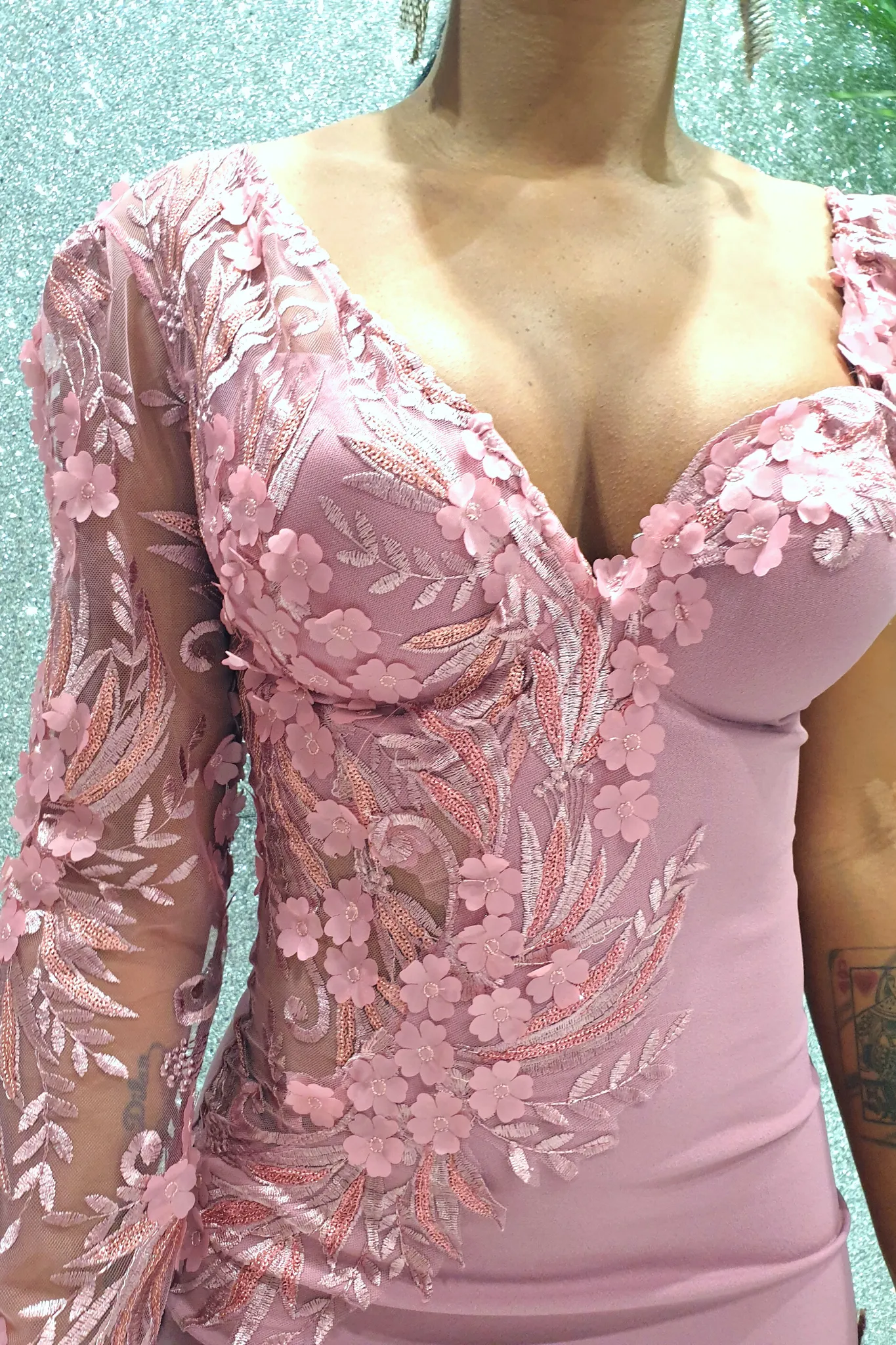 Abito corto a tubino mono manica lilla Chanttal con inserto in tulle ricamato a fiori 3D