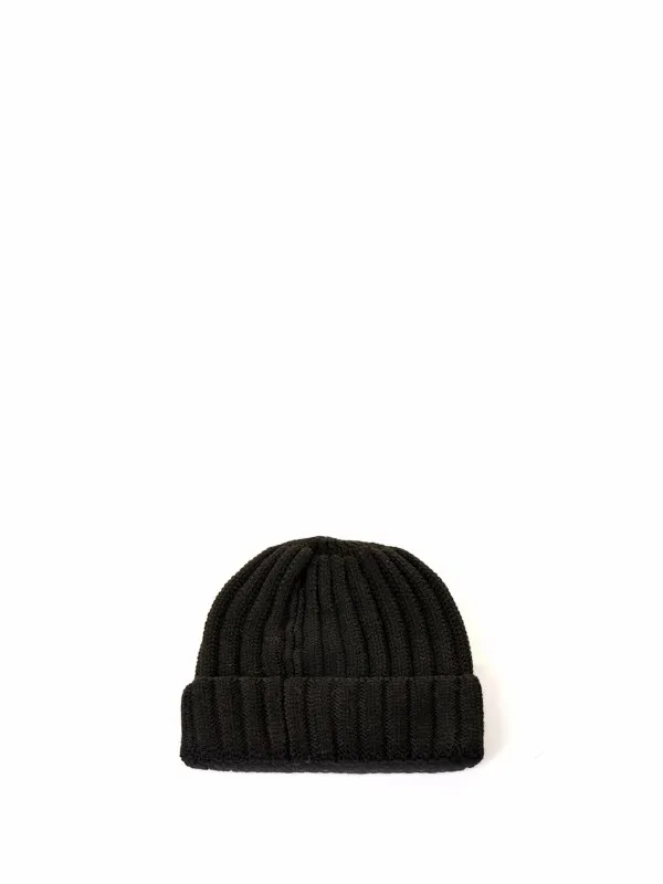 Black ribbed beanie