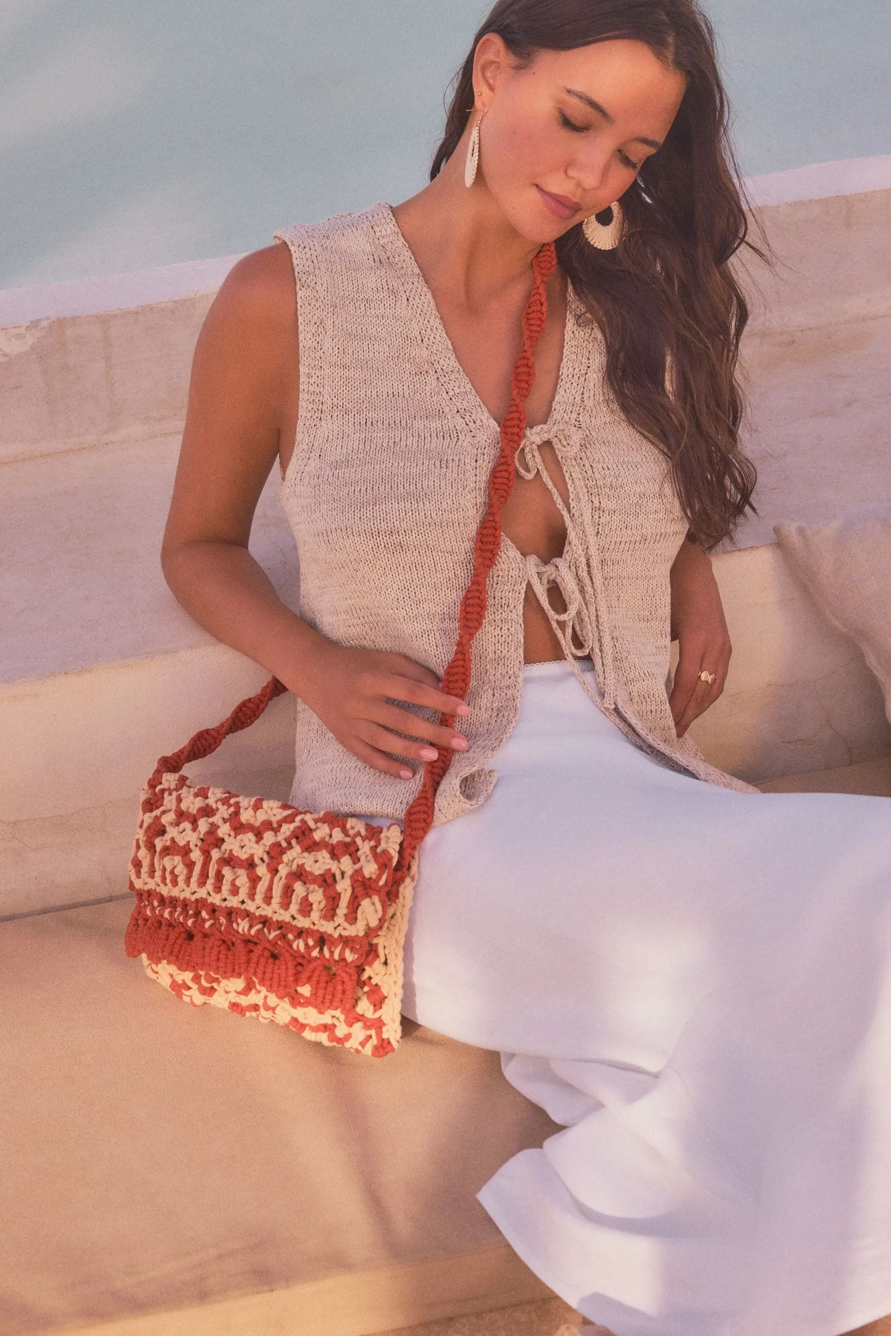 Borsa a tracolla in macramé con dettagli all'uncinetto