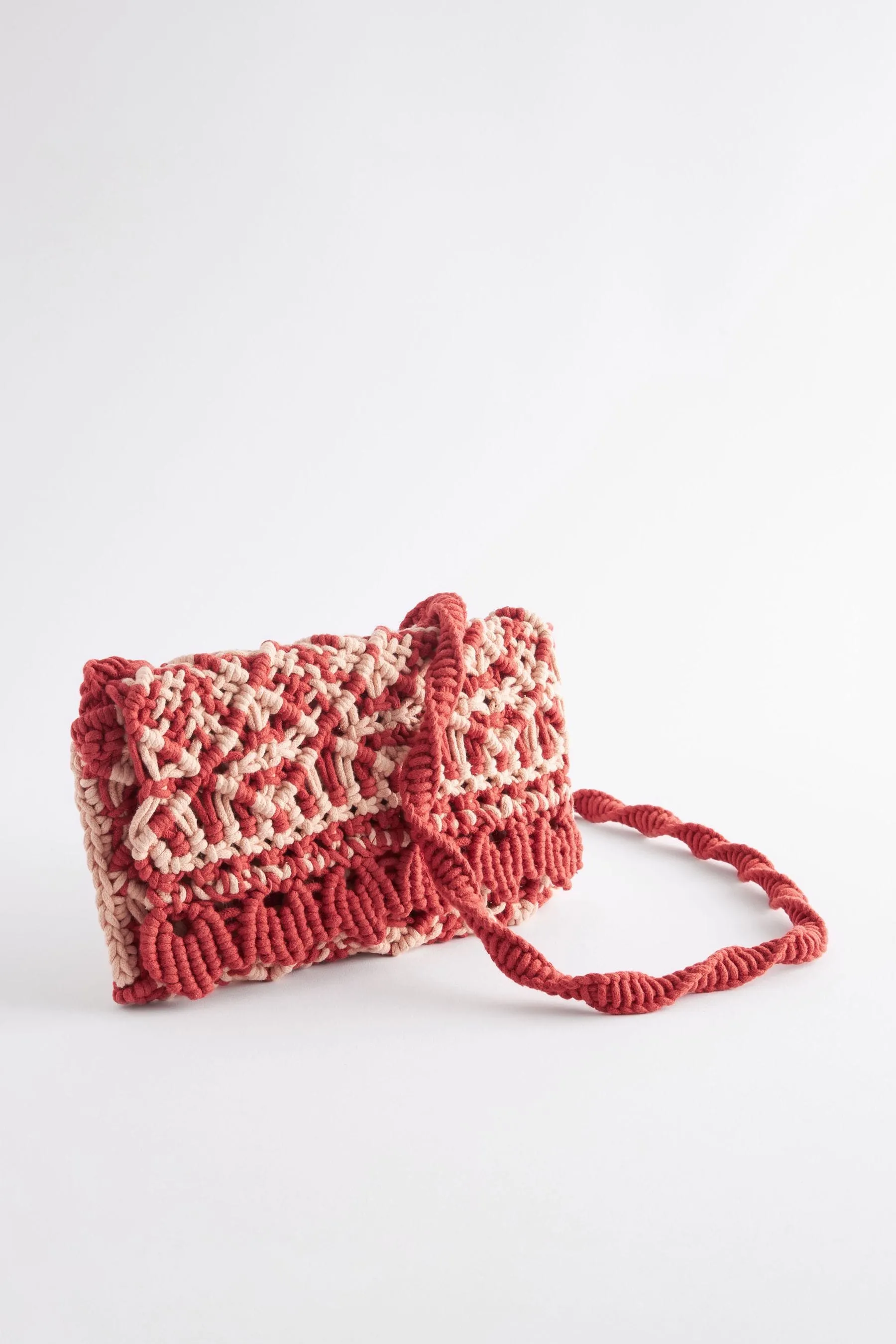 Borsa a tracolla in macramé con dettagli all'uncinetto
