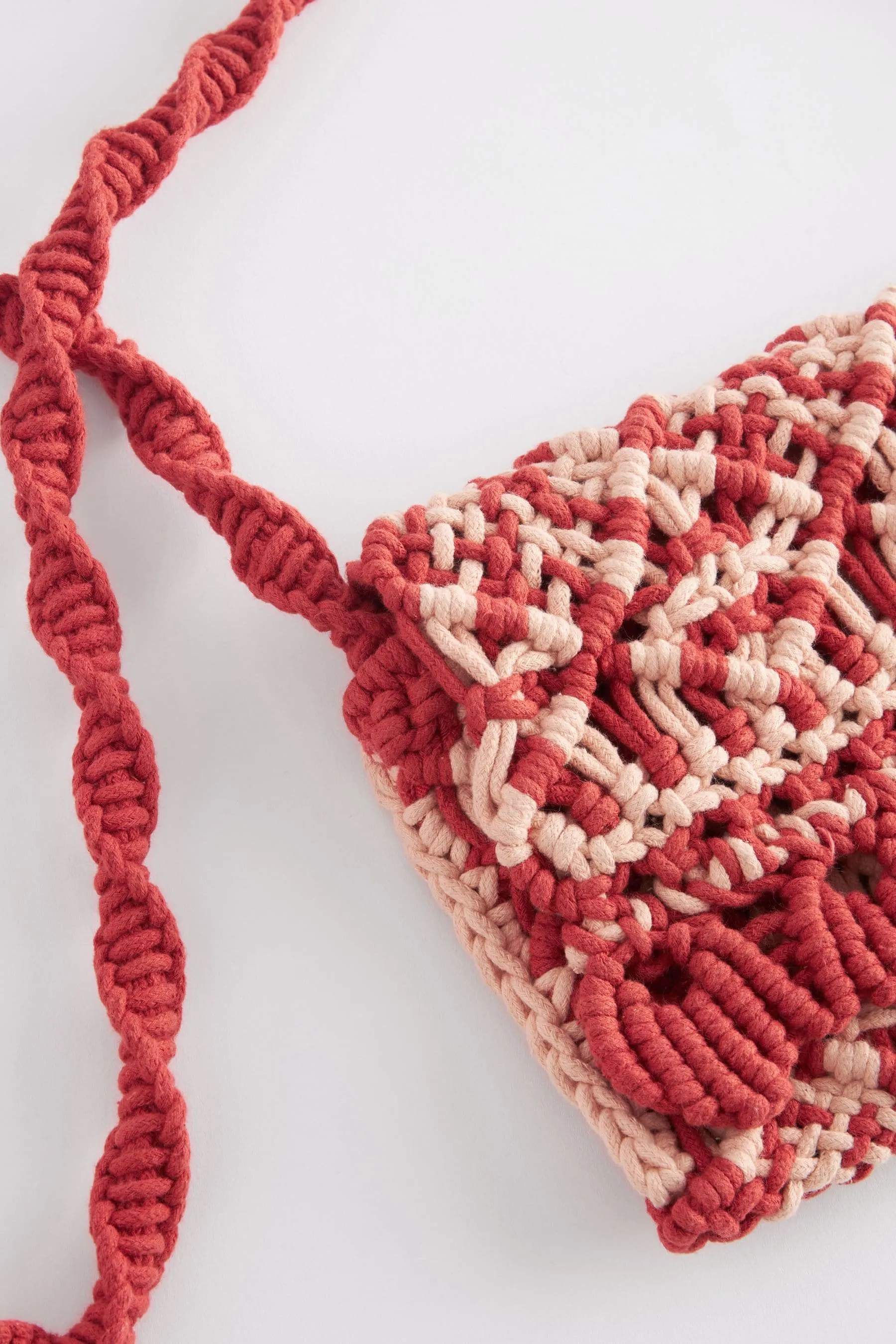 Borsa a tracolla in macramé con dettagli all'uncinetto