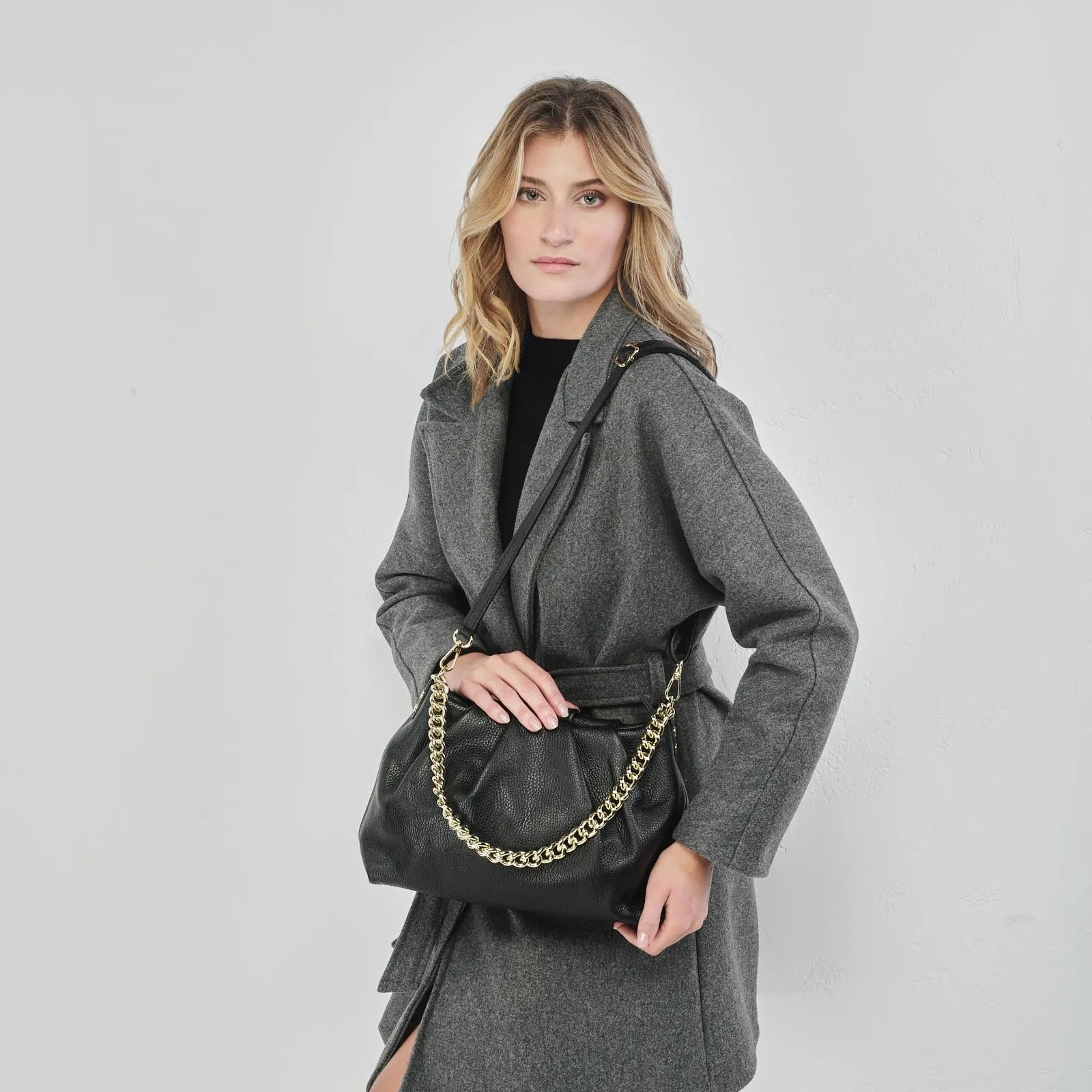 Borsa nera in pelle con tracolla a catena