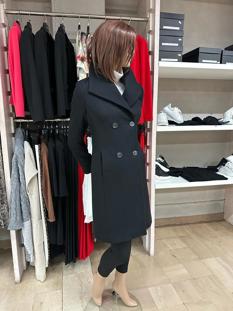 Cappotto RINASCIMENTO doppiopetto con ampio collo, chiusura a 4 bottoni, fiore decorativo REMOVIBILE (spilla), Tinta Unita Nero 