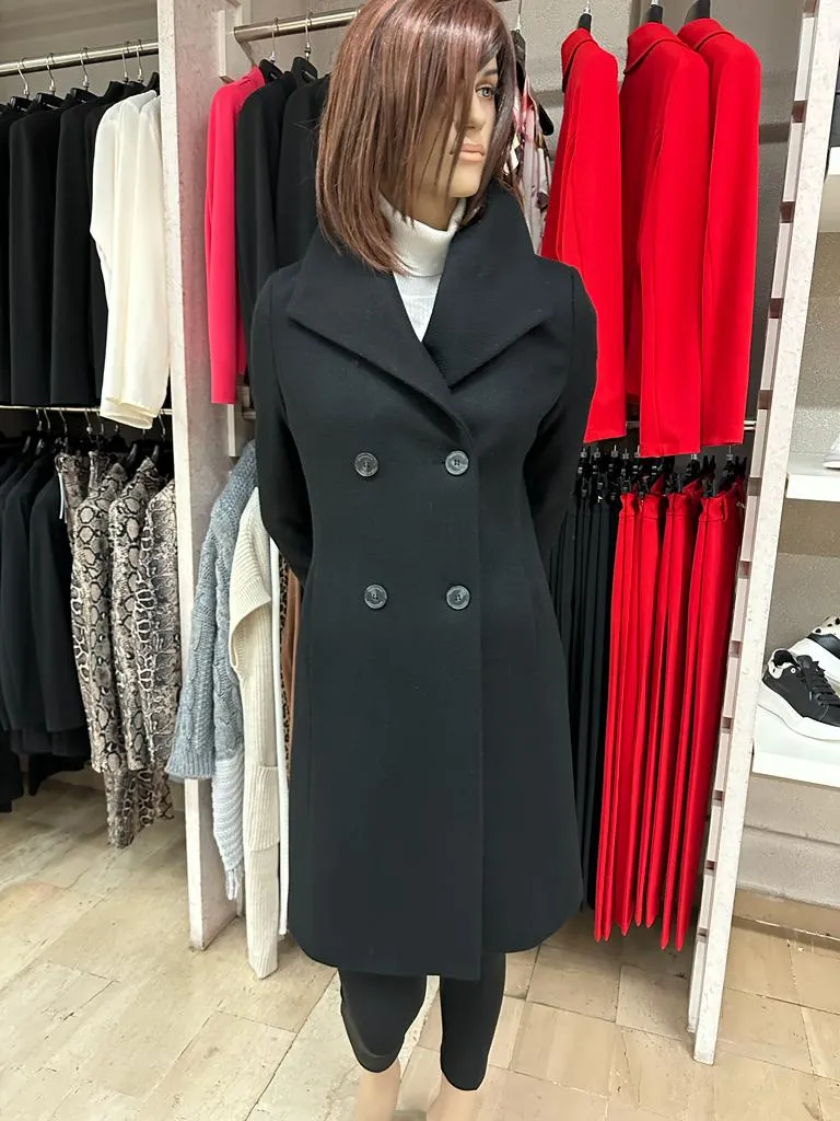 Cappotto RINASCIMENTO doppiopetto con ampio collo, chiusura a 4 bottoni, fiore decorativo REMOVIBILE (spilla), Tinta Unita Nero 