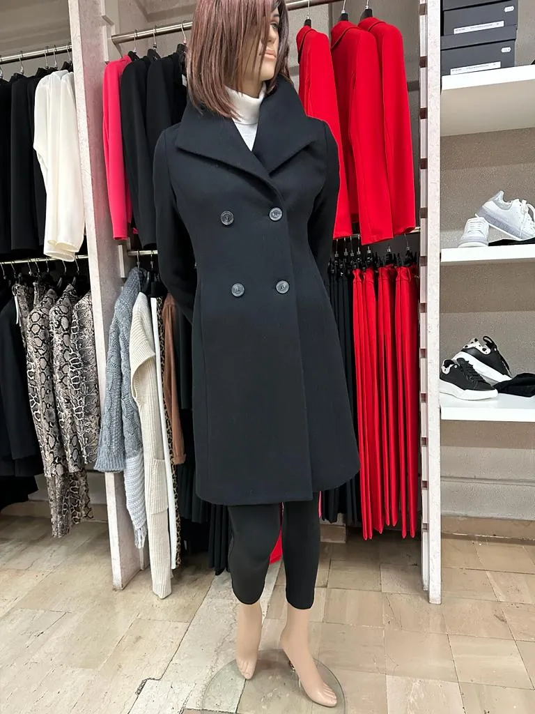 Cappotto RINASCIMENTO doppiopetto con ampio collo, chiusura a 4 bottoni, fiore decorativo REMOVIBILE (spilla), Tinta Unita Nero 