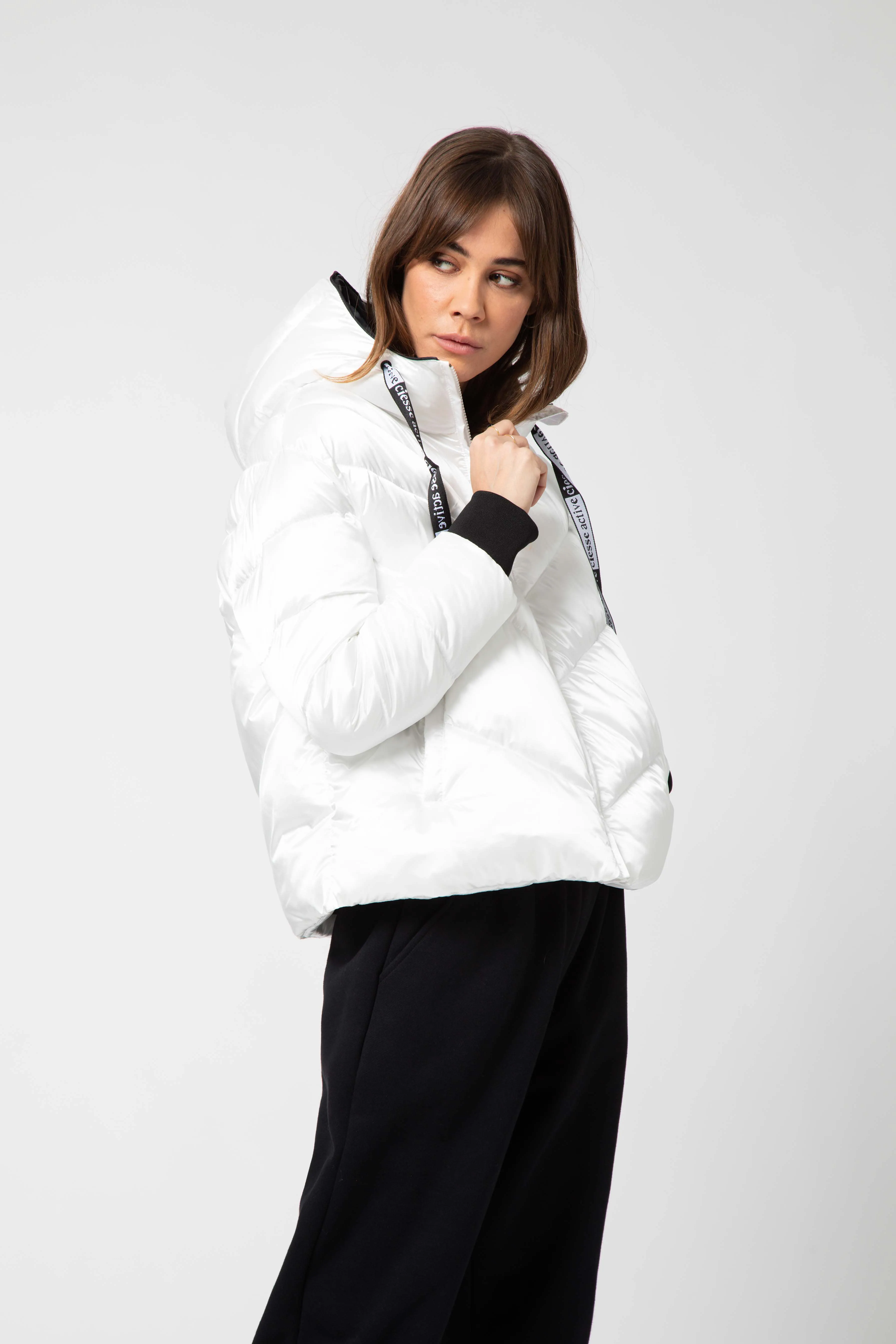 CHRISTA – White V shape quilted down jacket