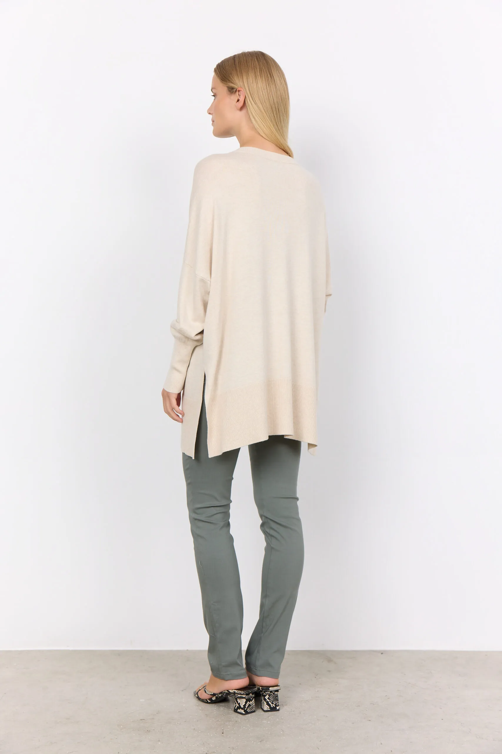 Dollie 728: Pullover Femminile in Morbido Blend di Viscosa e Nylon – Disponibile in Nero e Beige – Taglie dalla S al