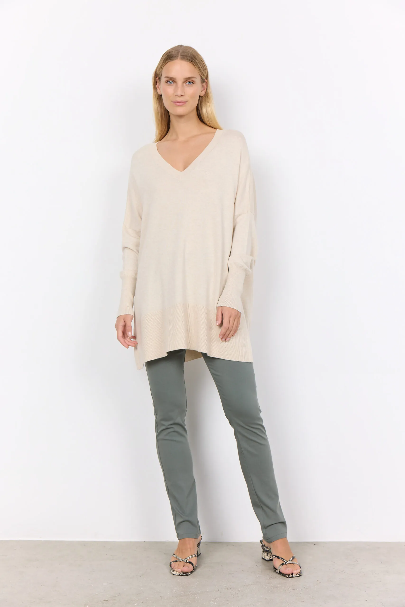 Dollie 728: Pullover Femminile in Morbido Blend di Viscosa e Nylon – Disponibile in Nero e Beige – Taglie dalla S al