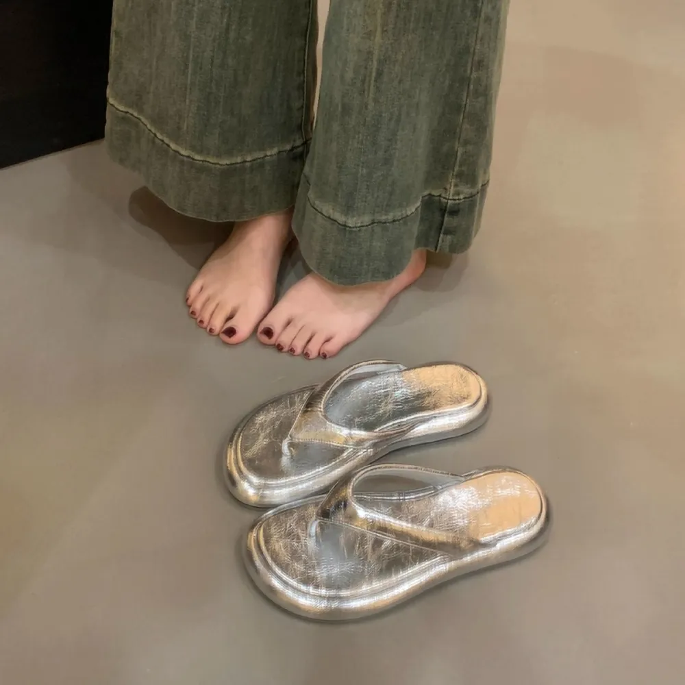 Infradito argento alla moda con suola spessa Scarpe da donna 2024 Abbigliamento esterno estivo Infradito Sandali da spiaggia Sca