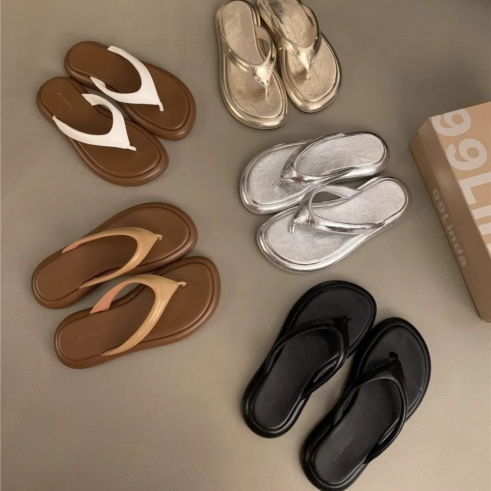 Infradito argento alla moda con suola spessa Scarpe da donna 2024 Abbigliamento esterno estivo Infradito Sandali da spiaggia Sca