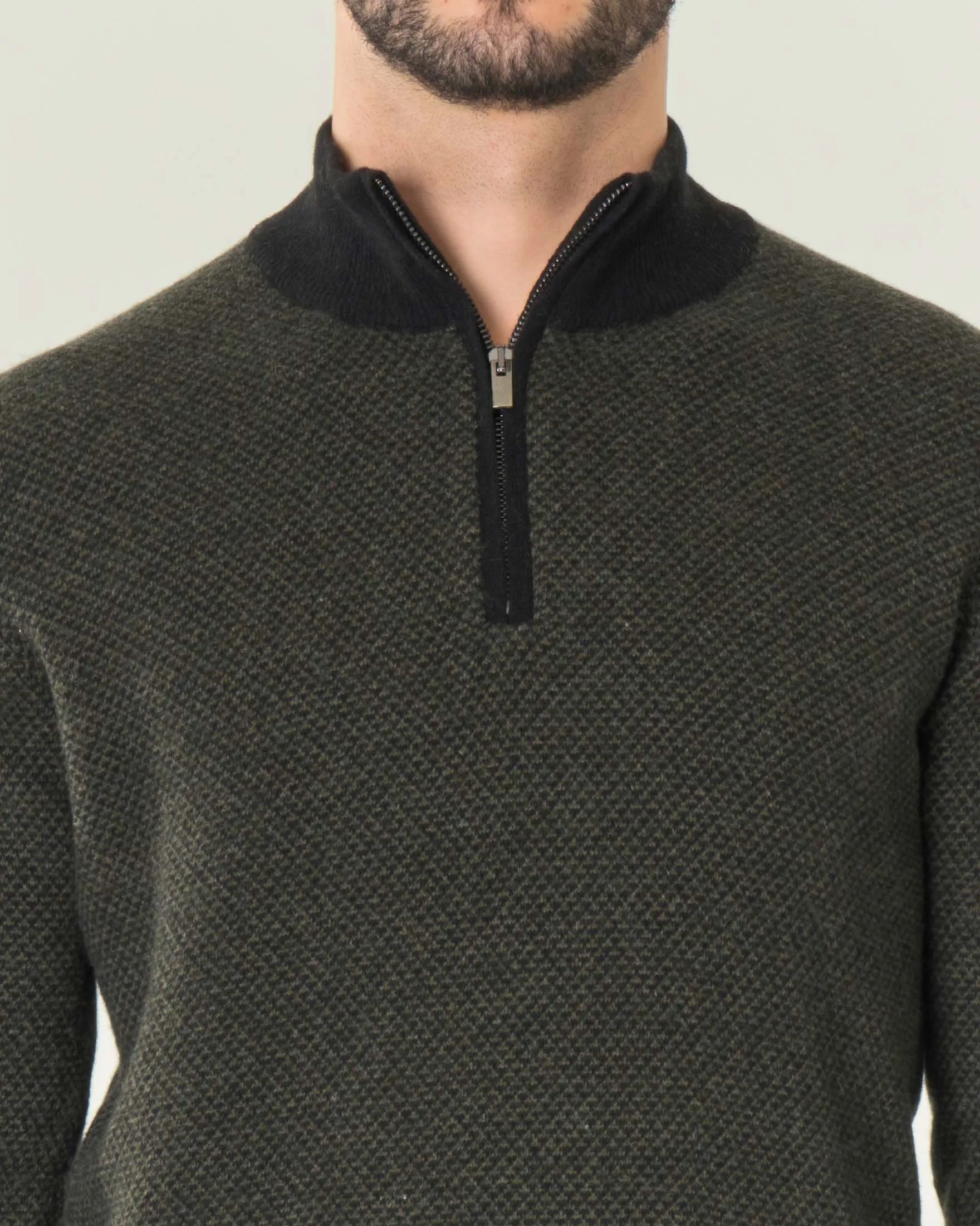 Maglione verde militare in lana punto pepe con chiusura a mezza zip