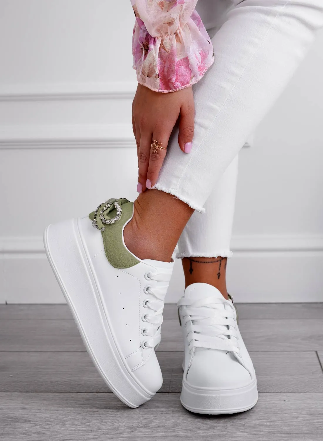 MILE - Sneakers bianche con suola spessa e fiocco in strass e retro verde