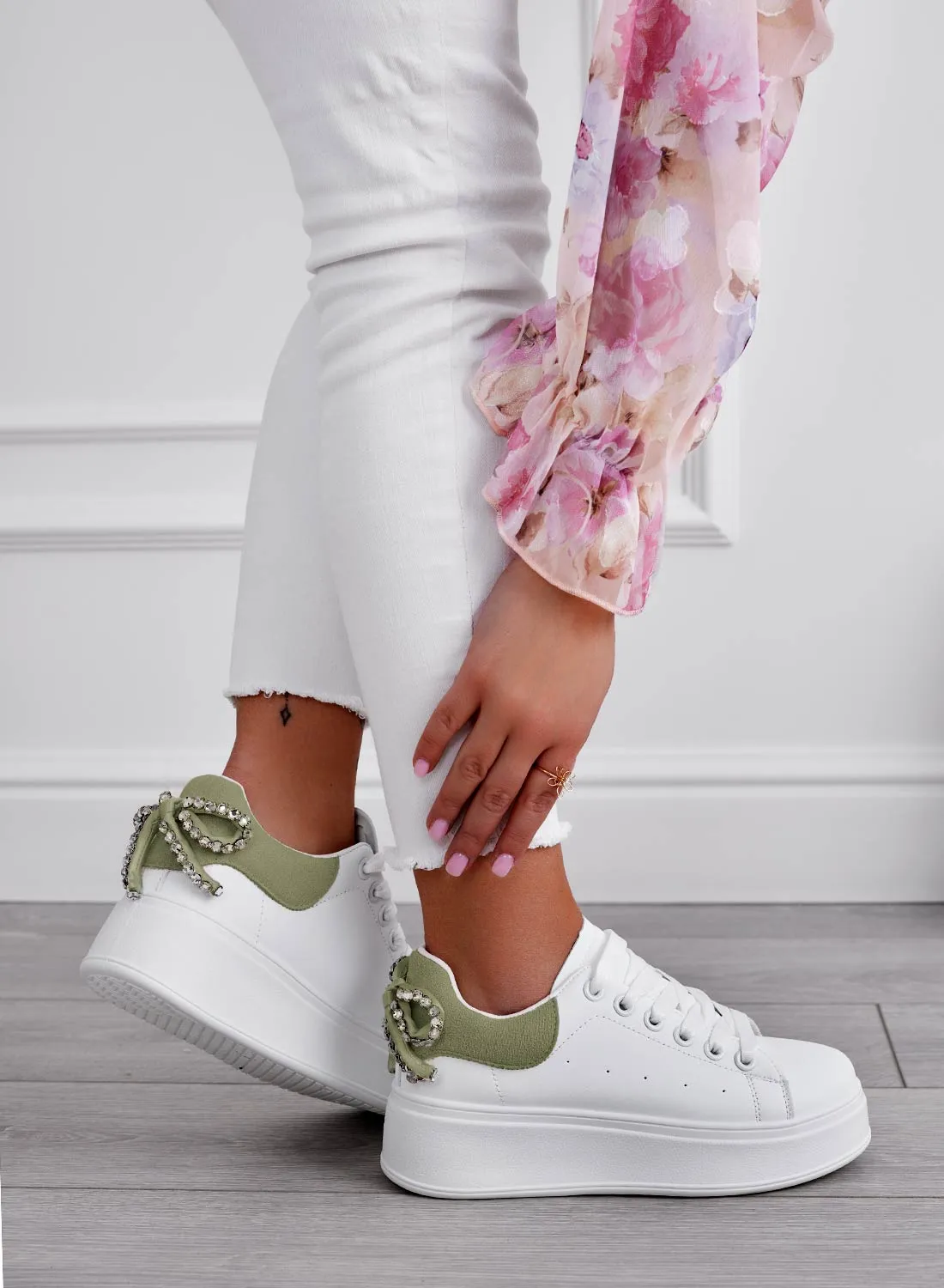 MILE - Sneakers bianche con suola spessa e fiocco in strass e retro verde