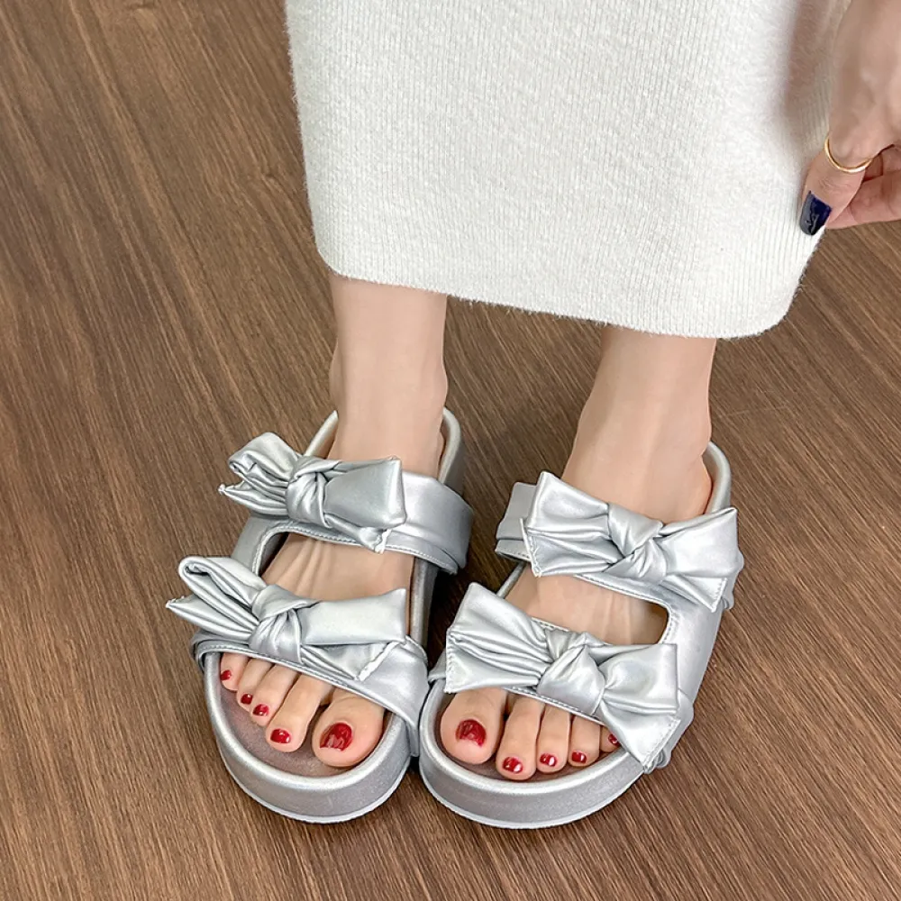 Pantofole con suola spessa stile fata per abbigliamento esterno da donna 2024 Sandali con fiocco in argento nuovo stile estivo B