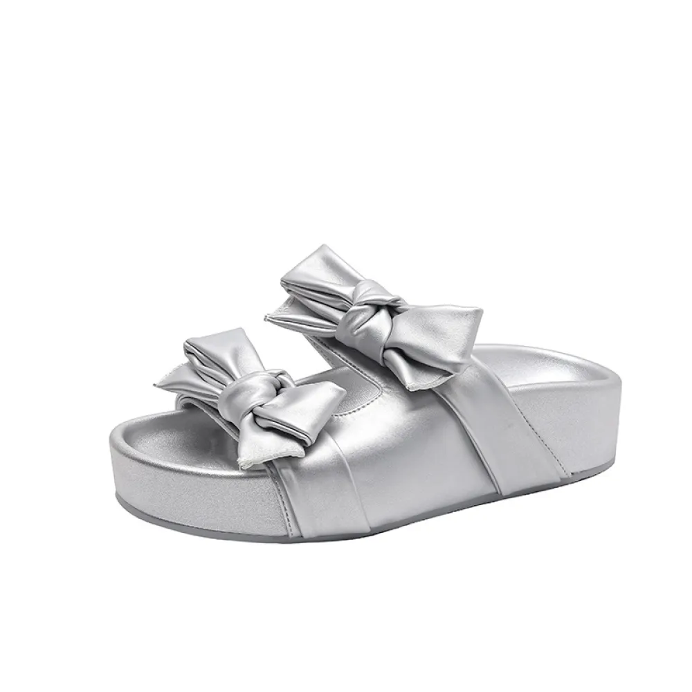 Pantofole con suola spessa stile fata per abbigliamento esterno da donna 2024 Sandali con fiocco in argento nuovo stile estivo B