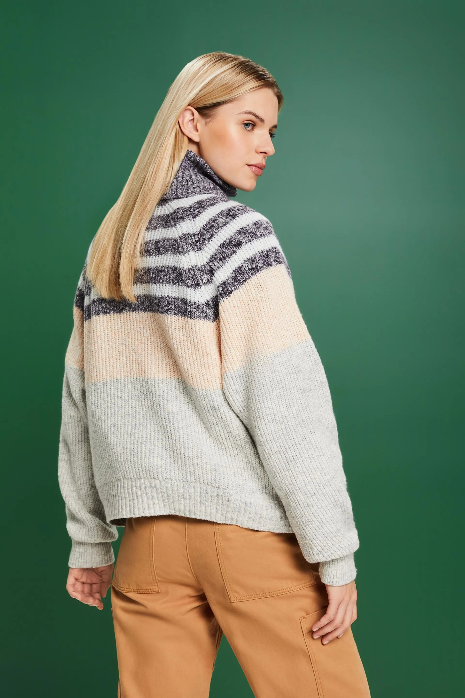 Pullover dolcevita in maglia a coste con righe
