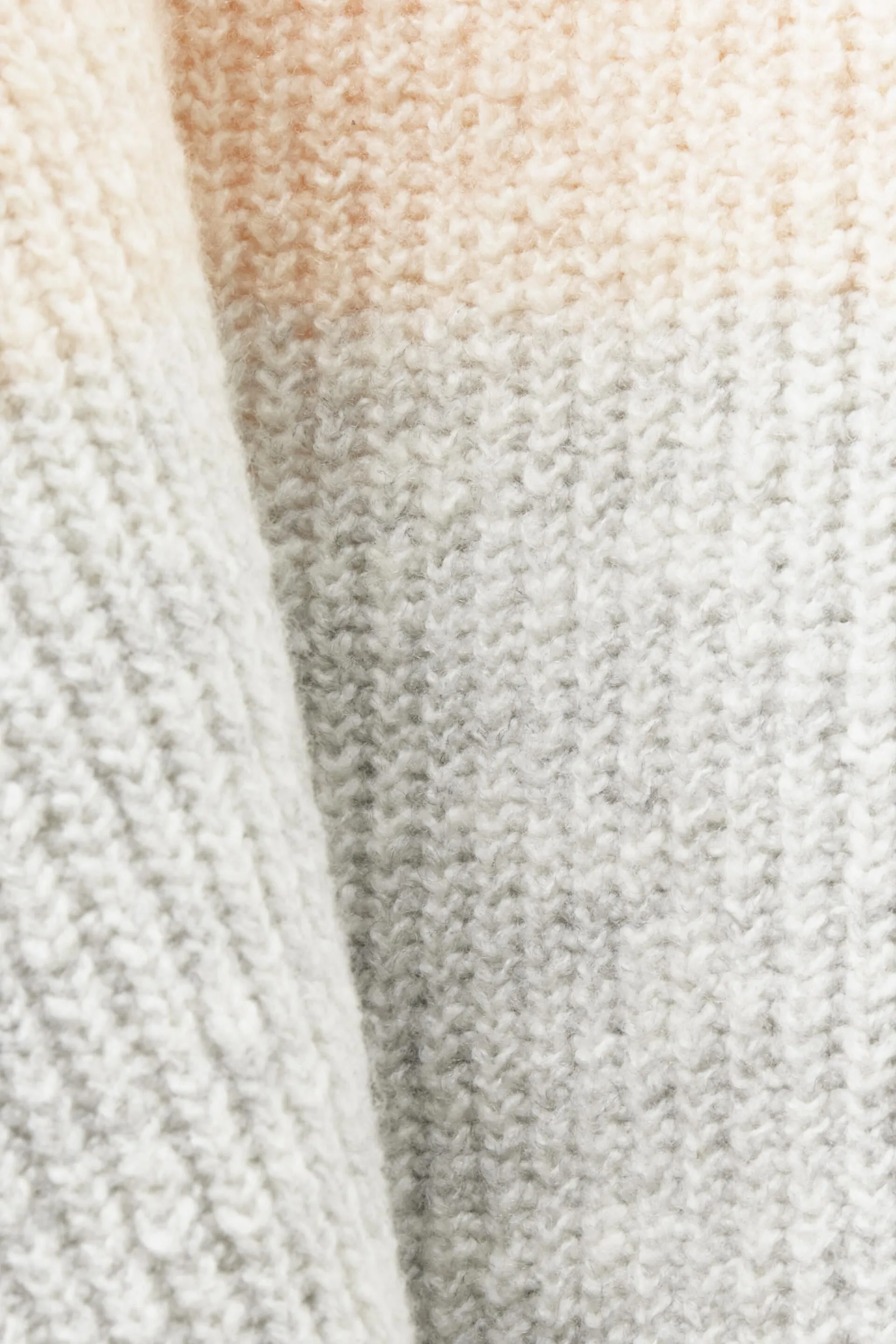 Pullover dolcevita in maglia a coste con righe