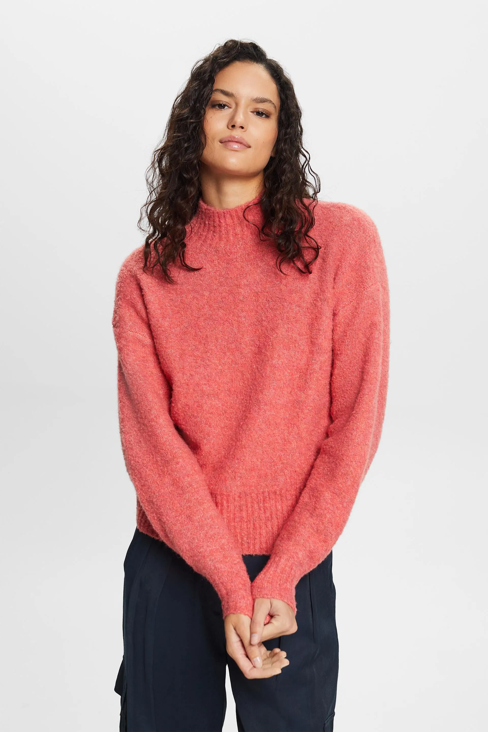 Pullover peloso con collo a lupetto