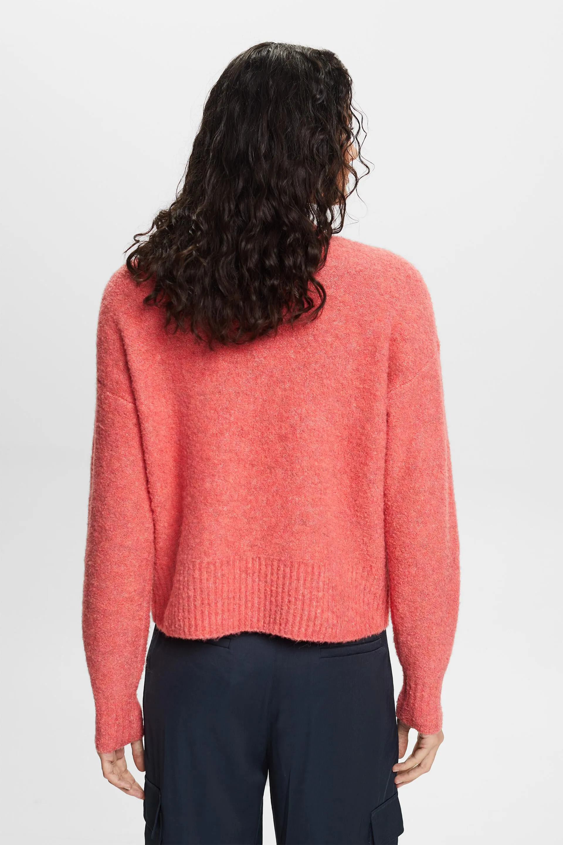 Pullover peloso con collo a lupetto
