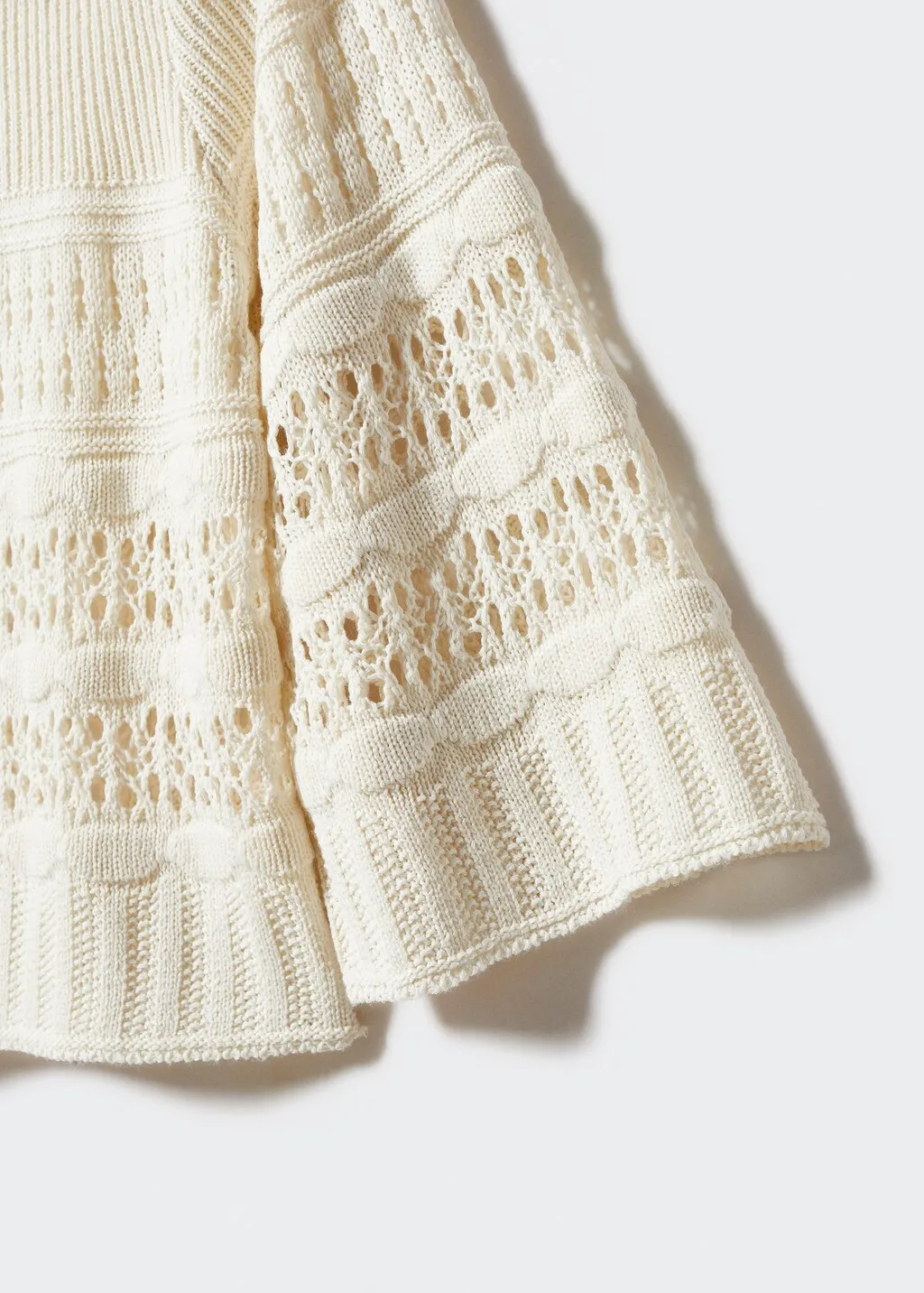 Pullover traforato maniche scampanate
