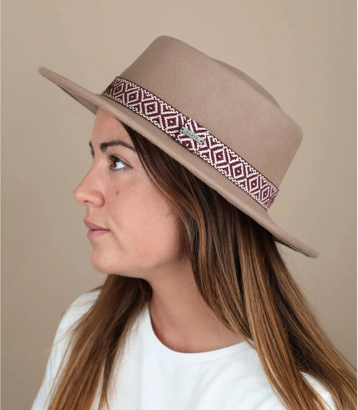 Questo fedora da donna in feltro di lana beige dalla tesa piatta unisce il comfort del materiale morbido ed elastico al look boh