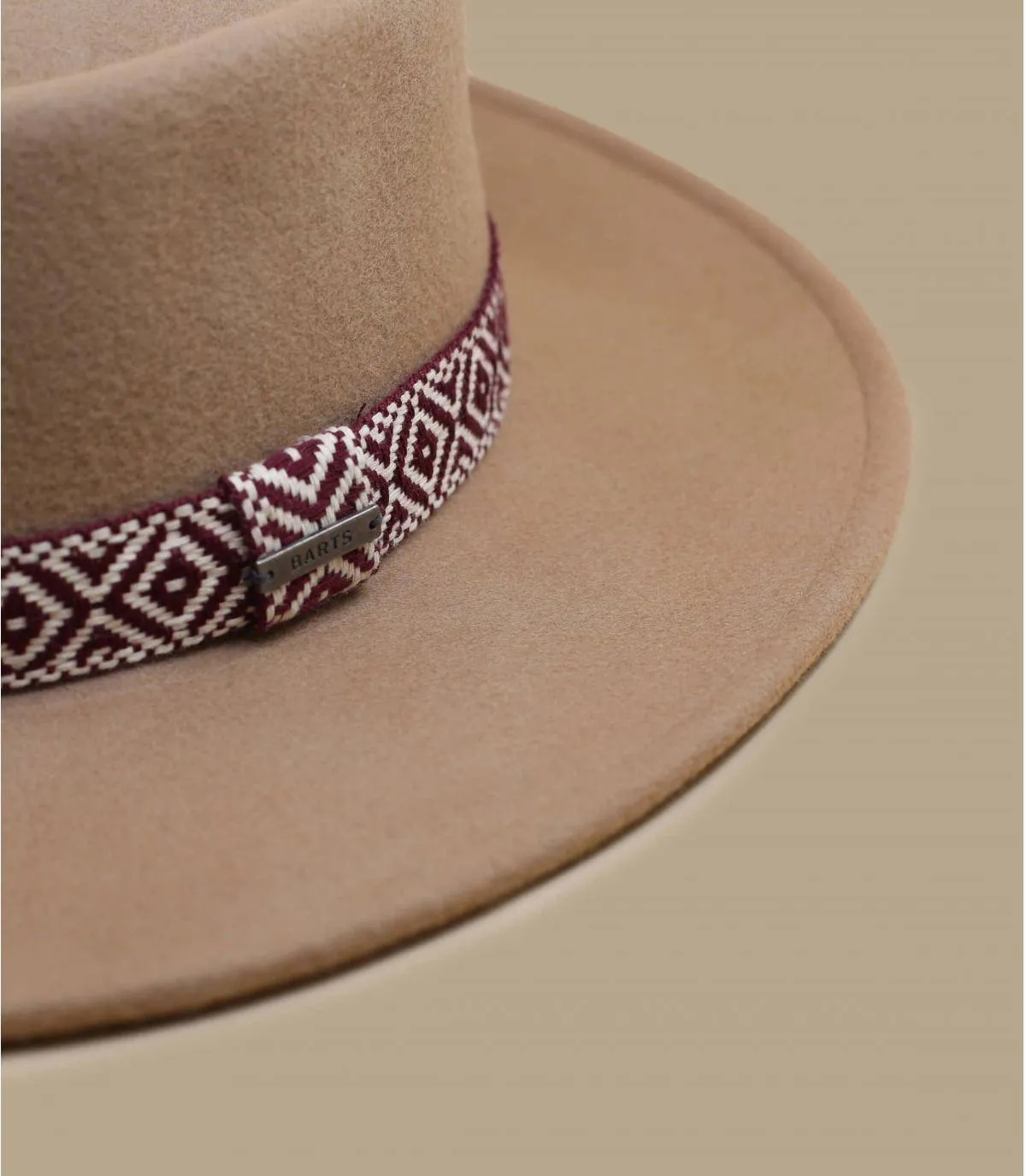 Questo fedora da donna in feltro di lana beige dalla tesa piatta unisce il comfort del materiale morbido ed elastico al look boh