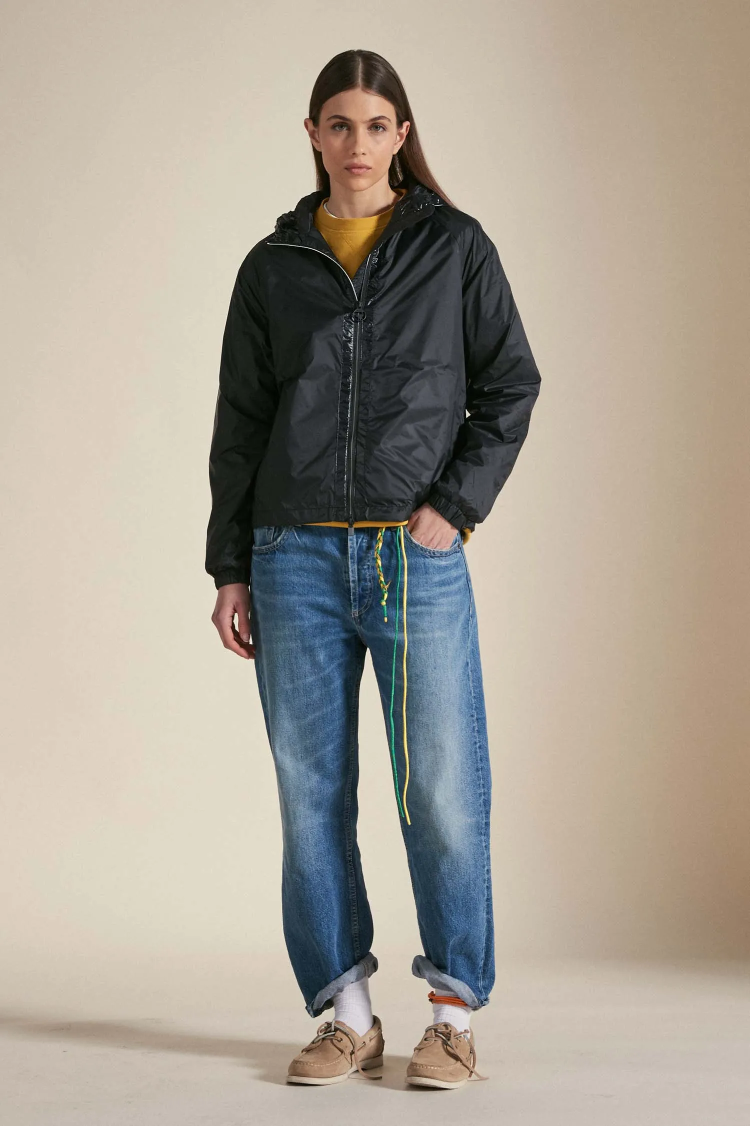 ROSA –  Windbreaker nero con cappuccio ripiegabile