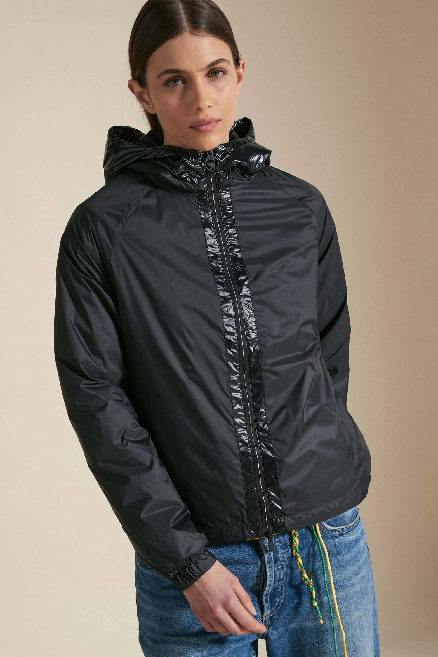 ROSA –  Windbreaker nero con cappuccio ripiegabile