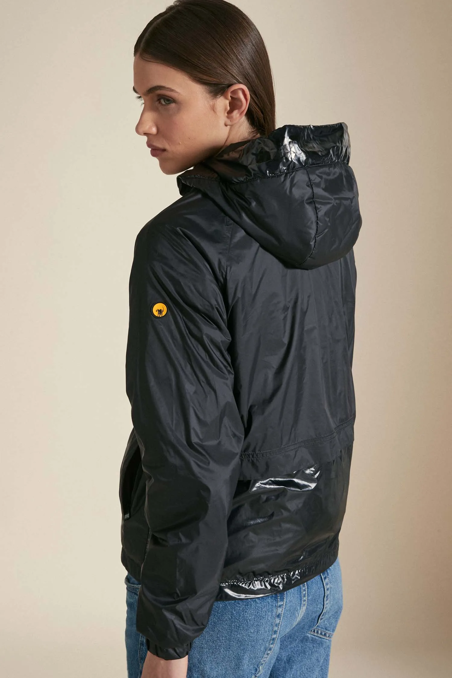 ROSA –  Windbreaker nero con cappuccio ripiegabile