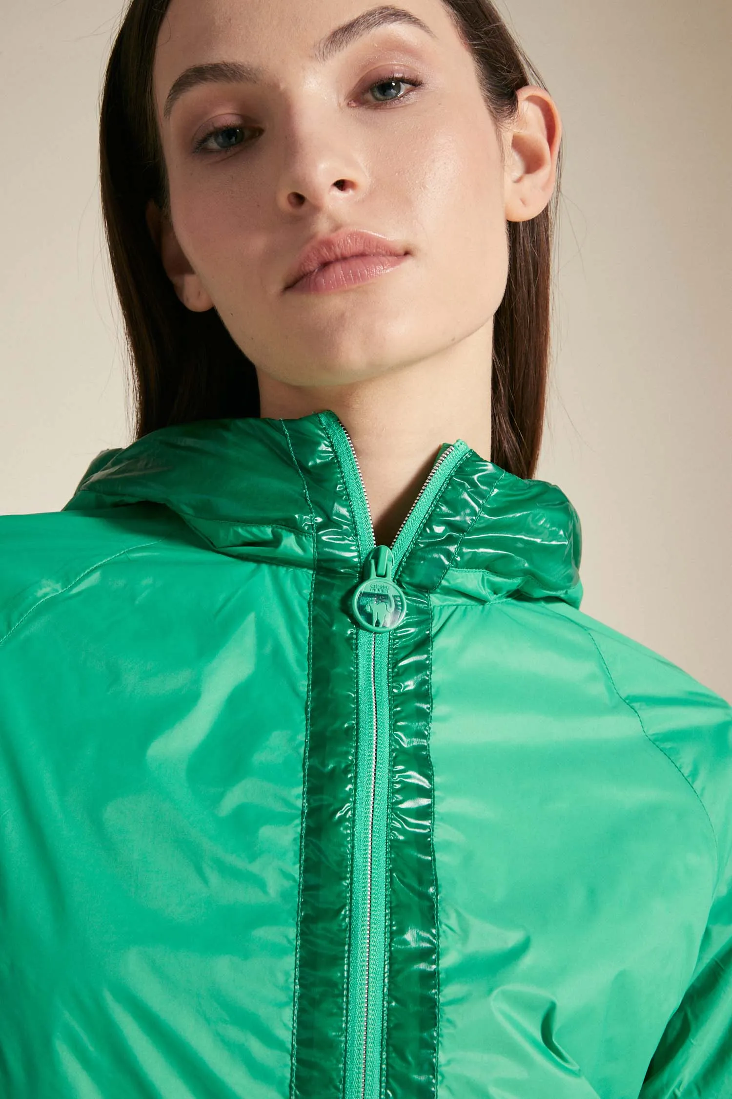 ROSA –  Windbreaker verde pastello con cappuccio ripiegabile