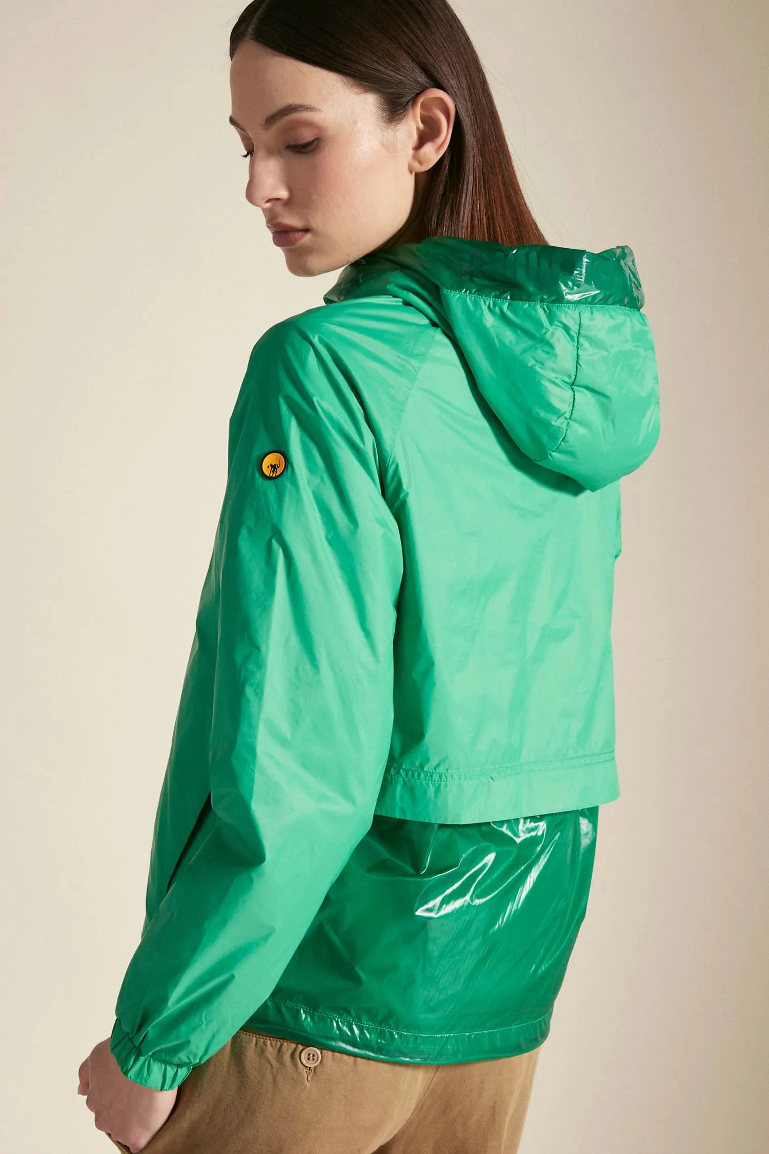 ROSA –  Windbreaker verde pastello con cappuccio ripiegabile