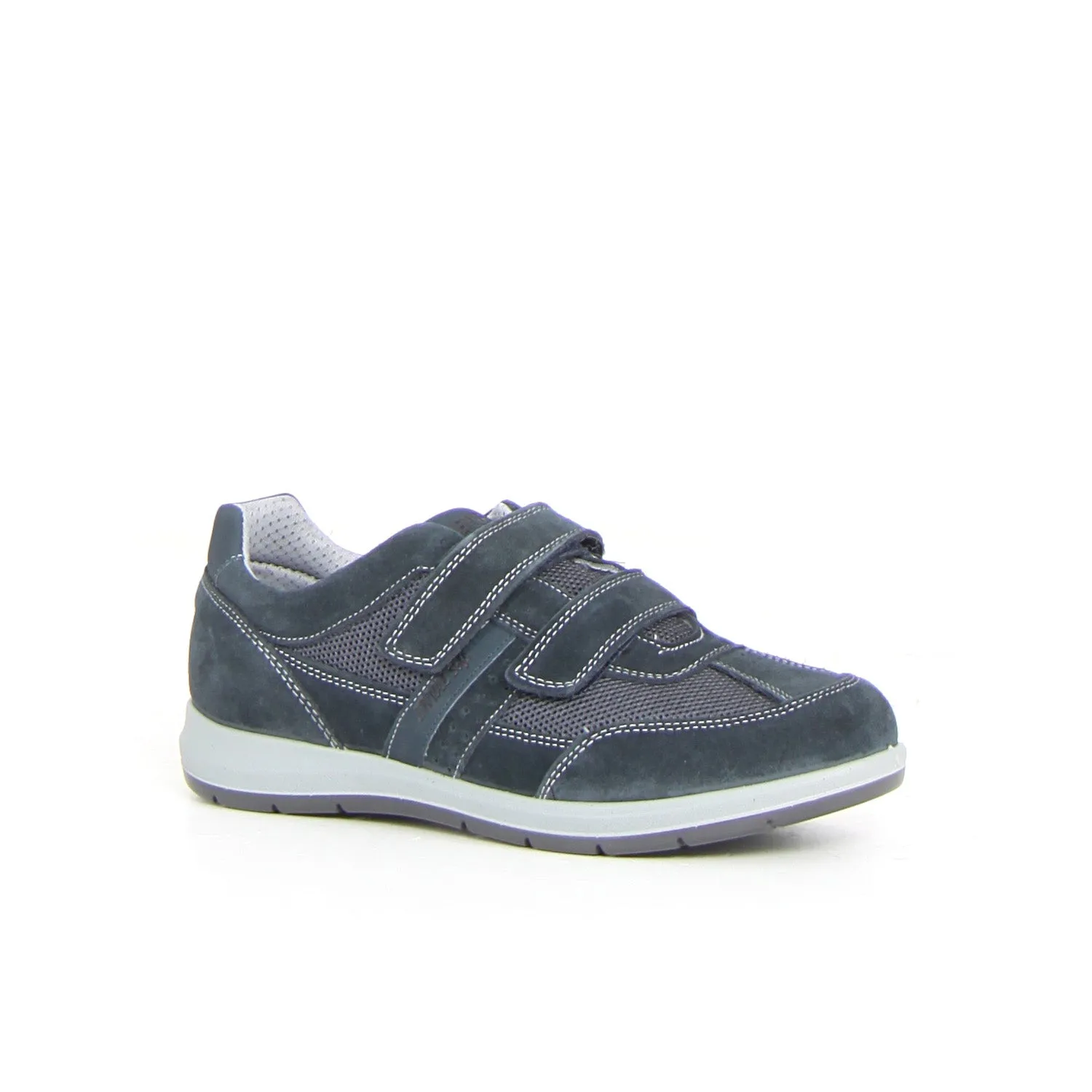 Scarpa sportiva con strappi