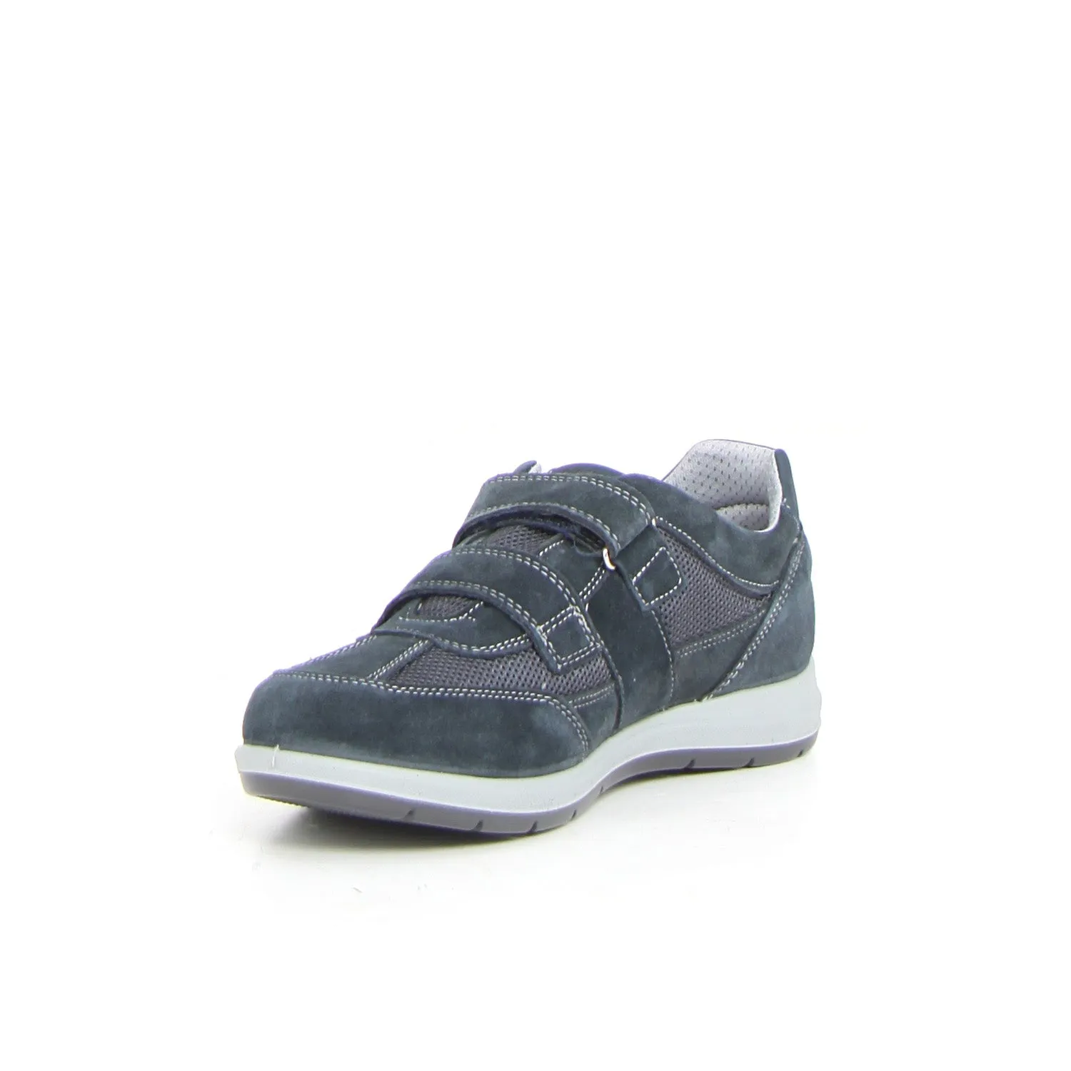 Scarpa sportiva con strappi