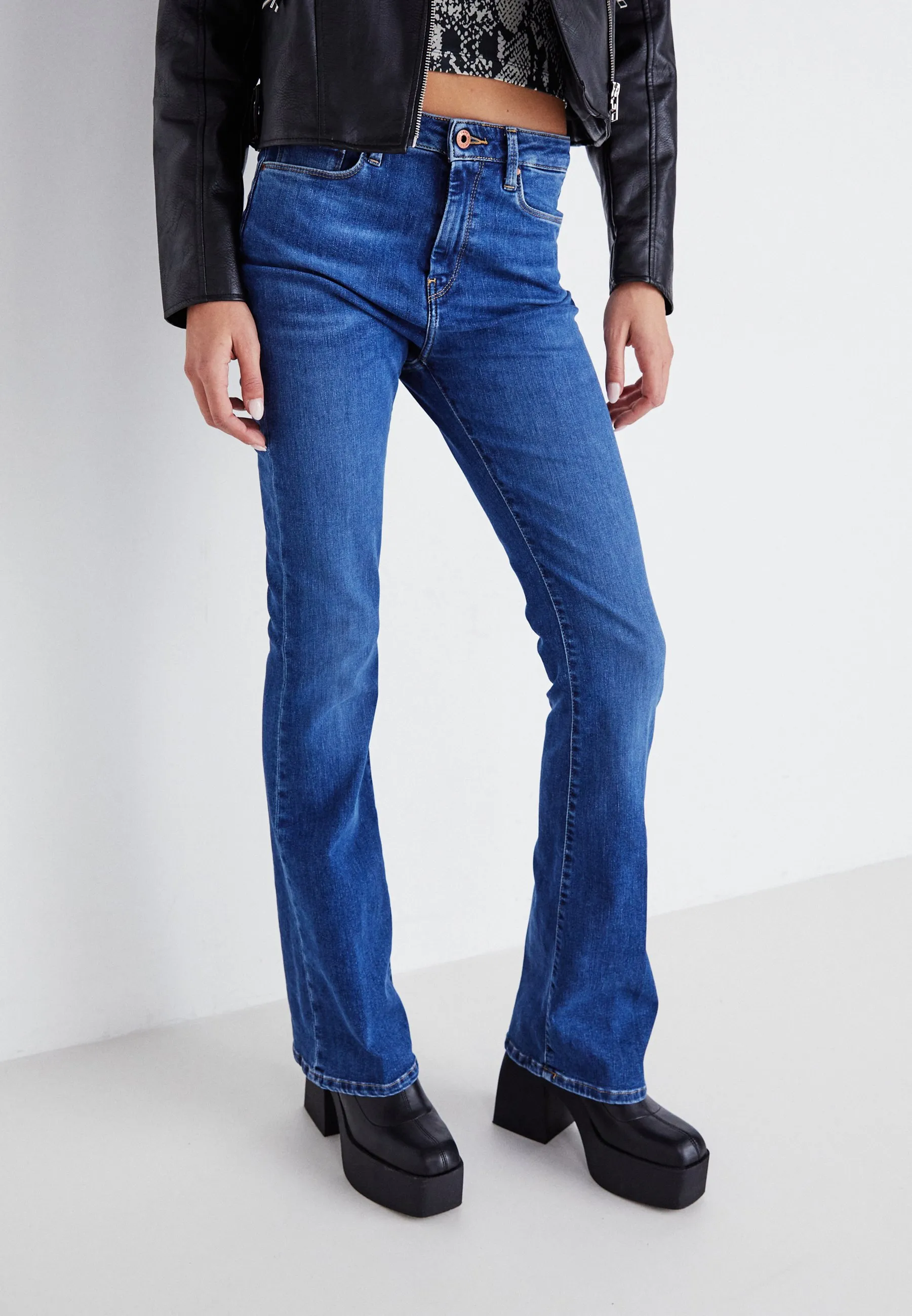 SKINNY FIT FLARE - Jeans a zampa