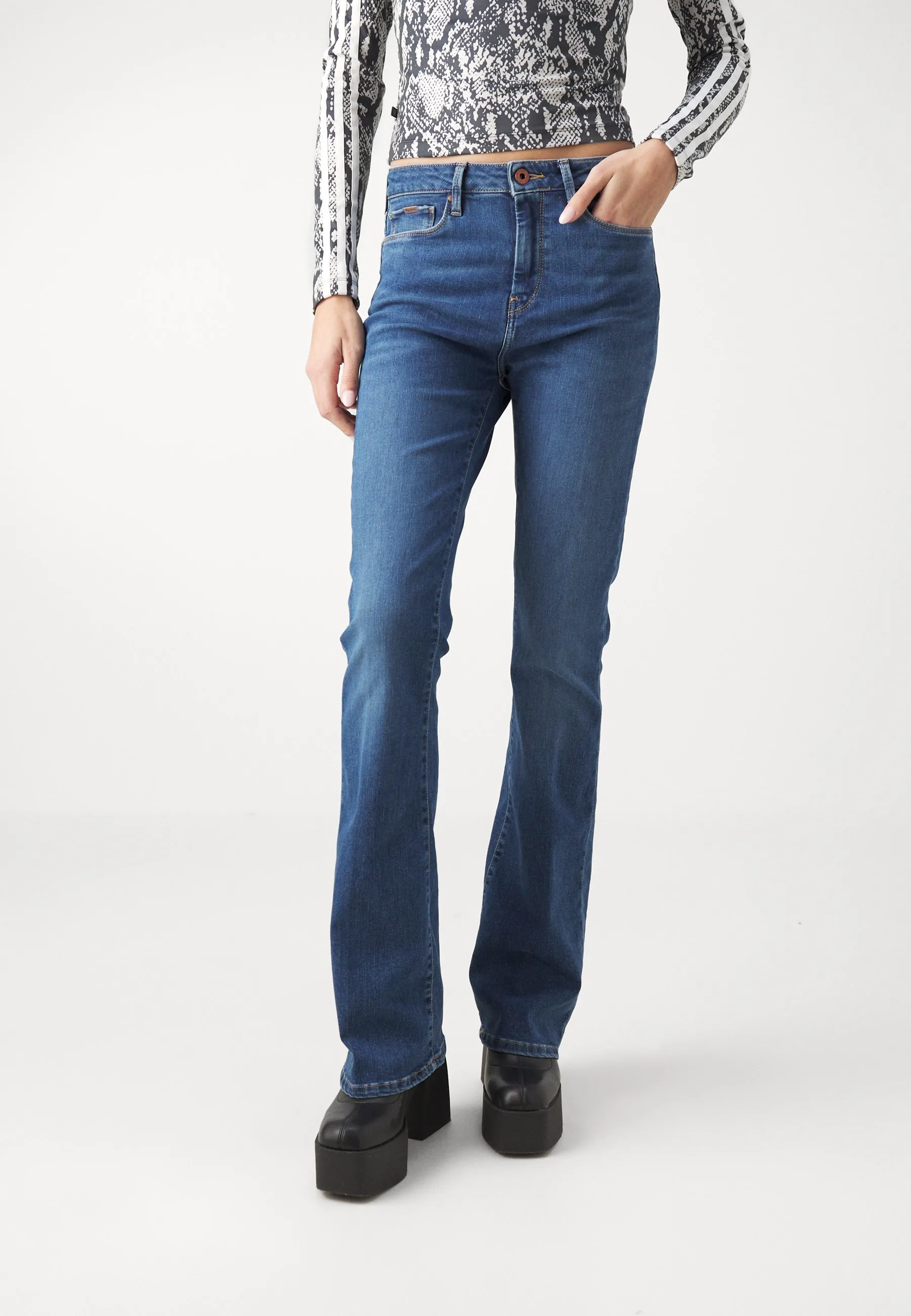 SKINNY FIT FLARE - Jeans a zampa
