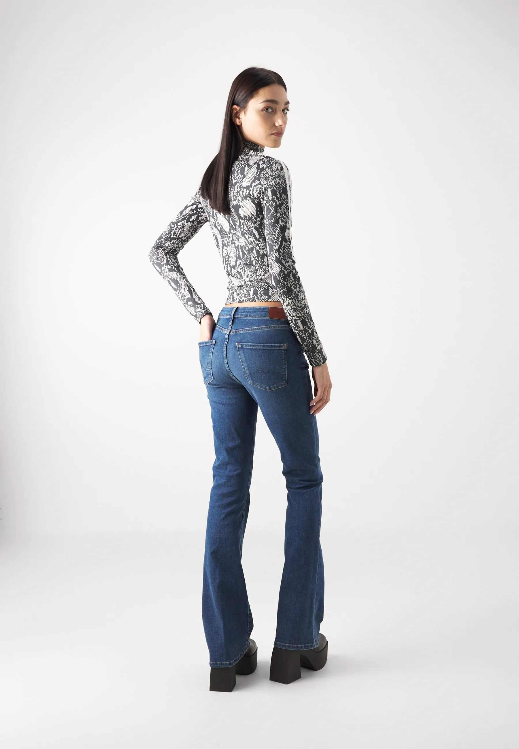SKINNY FIT FLARE - Jeans a zampa