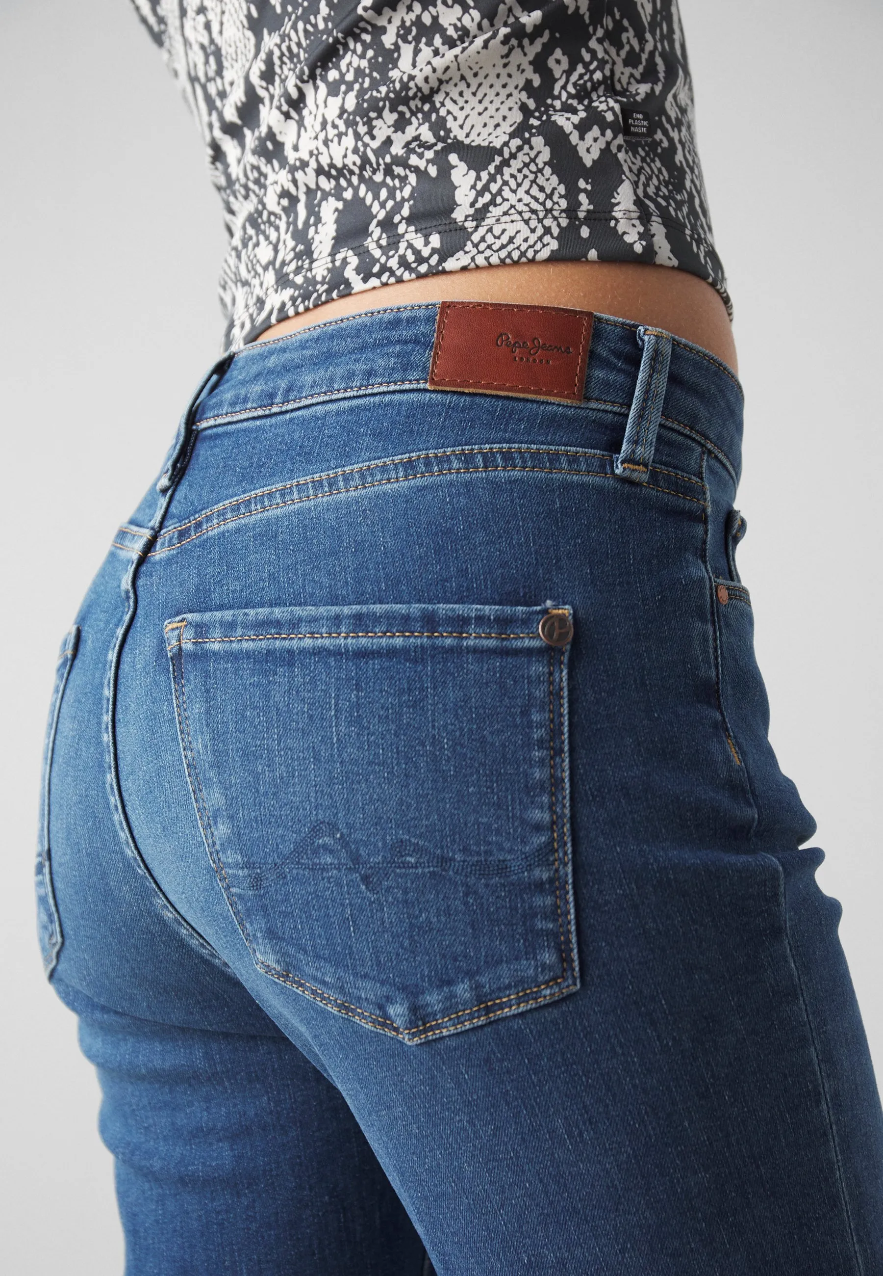 SKINNY FIT FLARE - Jeans a zampa