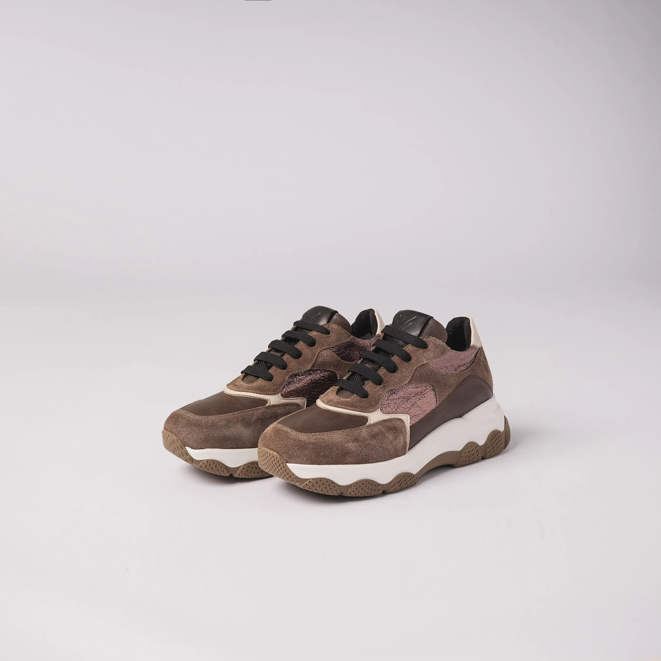 Sneakers allacciata tortora con suola bicolor