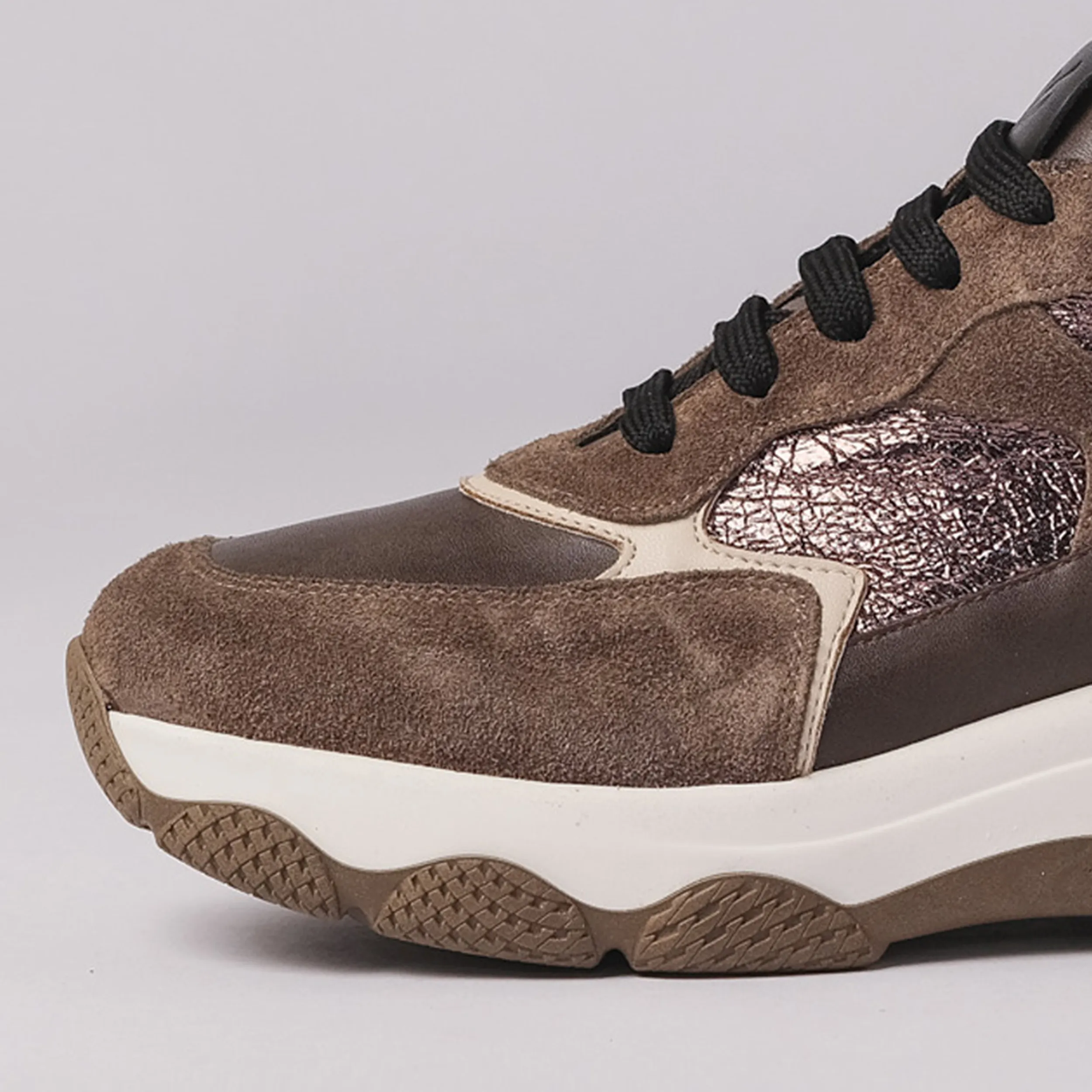 Sneakers allacciata tortora con suola bicolor