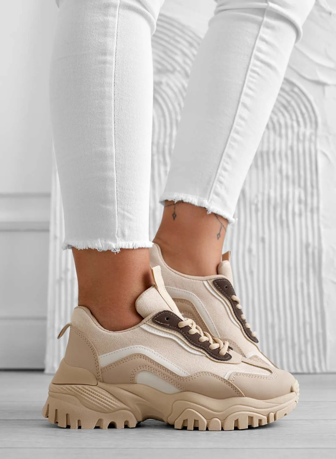 Sneakers beige con suola spessa e lacci