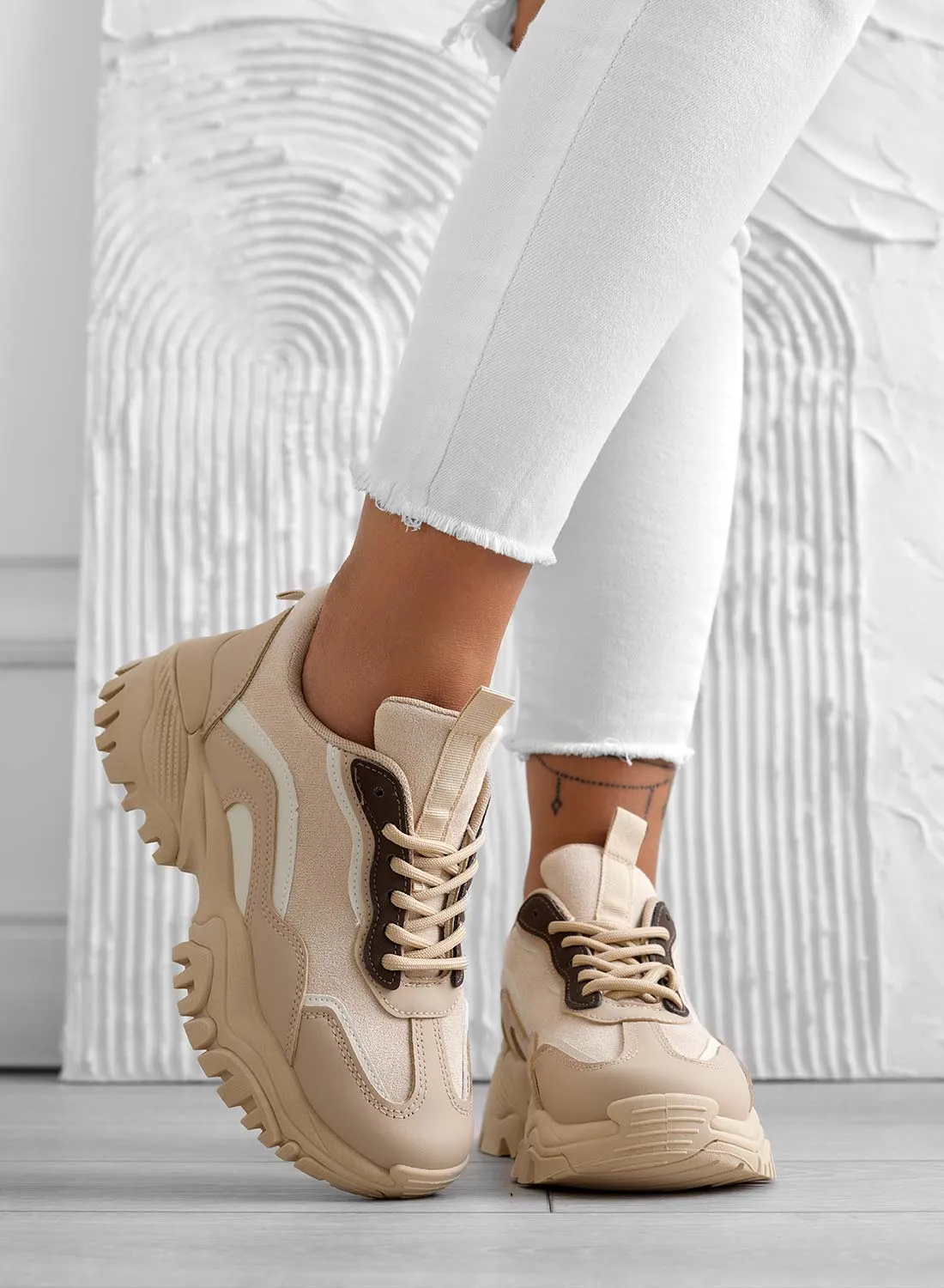 Sneakers beige con suola spessa e lacci