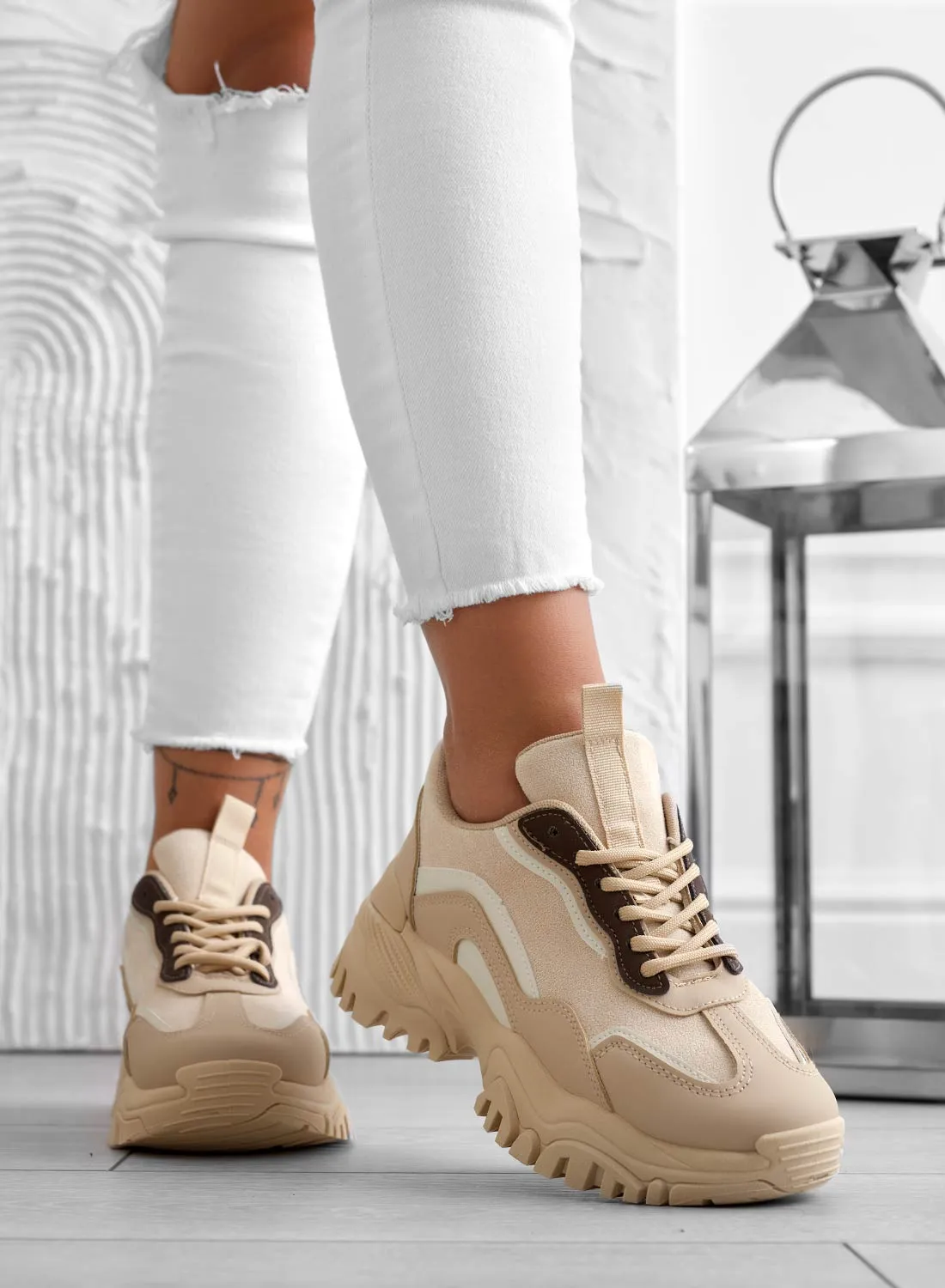 Sneakers beige con suola spessa e lacci