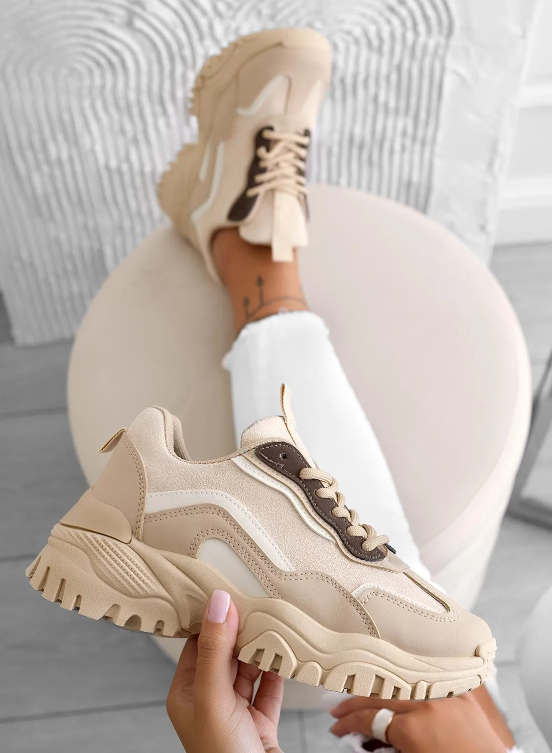 Sneakers beige con suola spessa e lacci