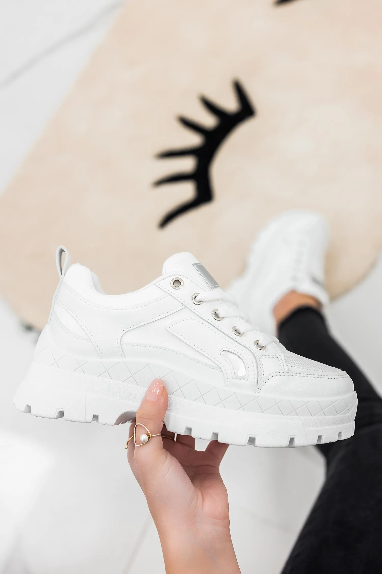 Sneakers bianche con suola spessa