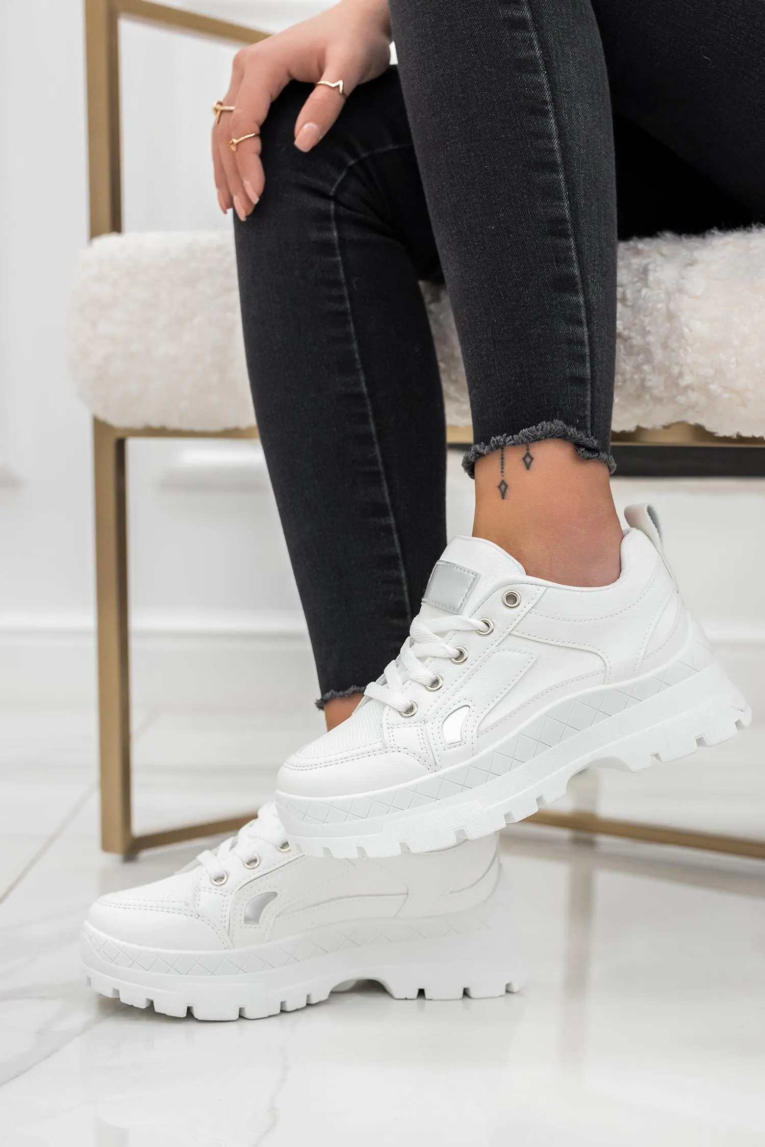 Sneakers bianche con suola spessa