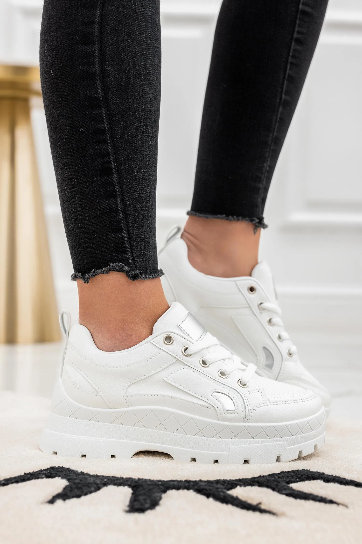Sneakers bianche con suola spessa