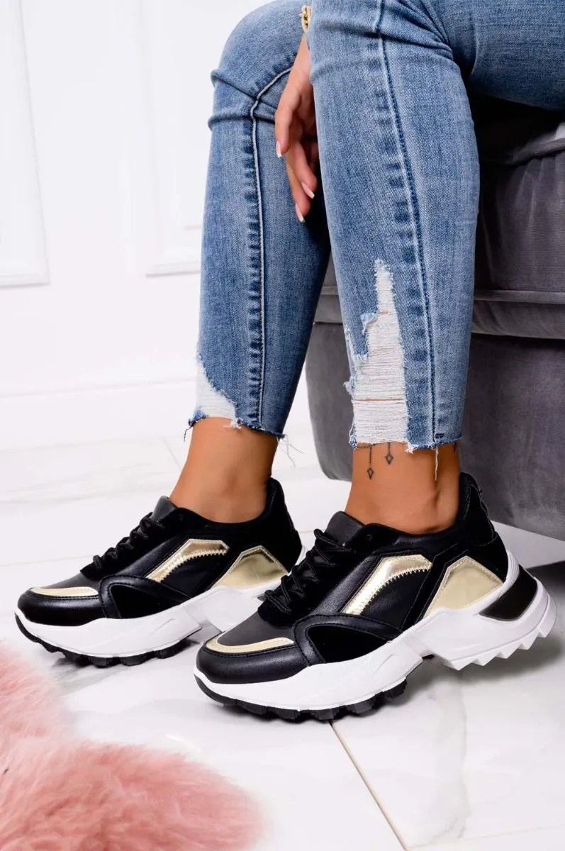 Sneakers nera con suola spessa e inserti oro